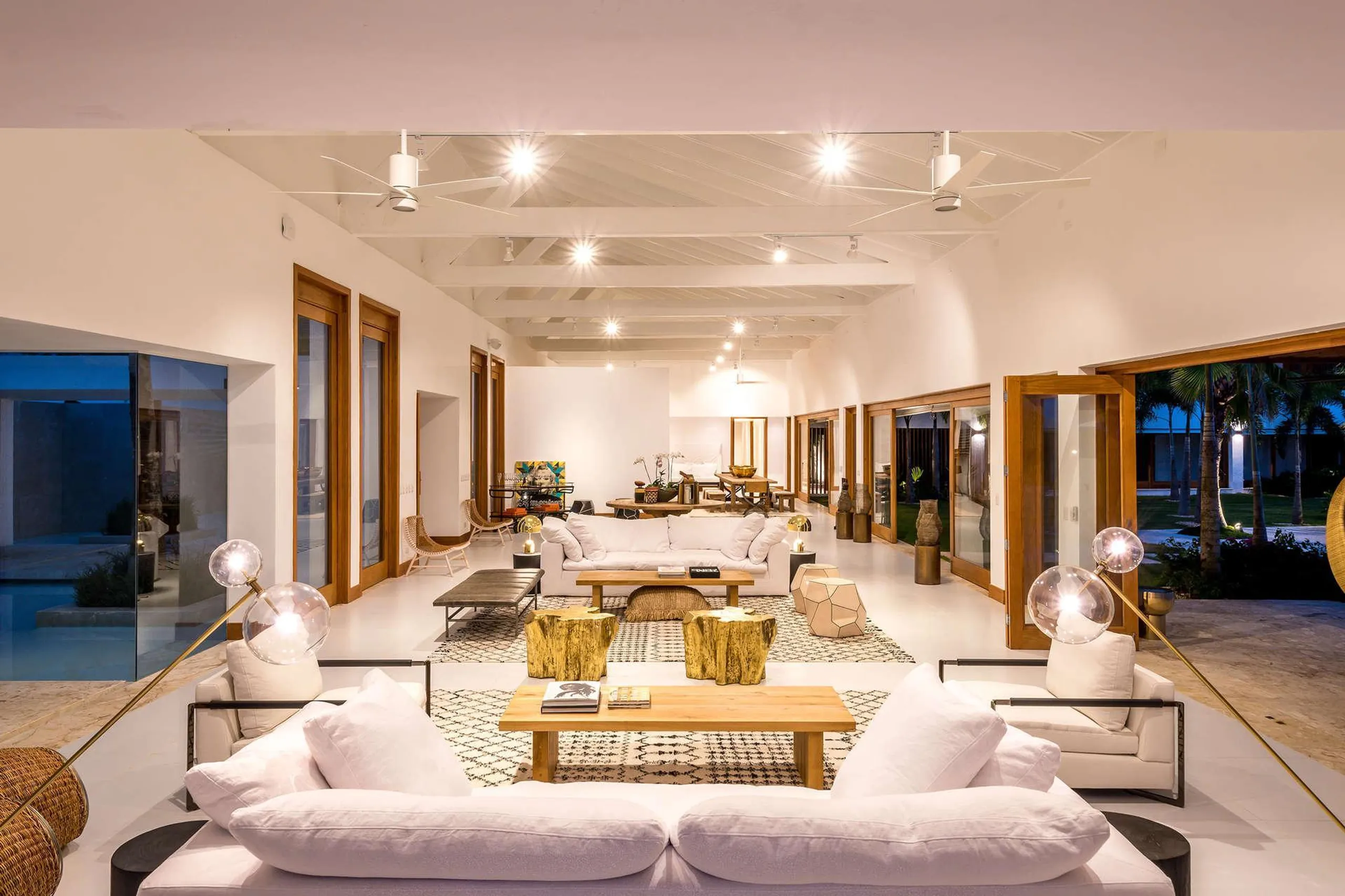 Modern Contemporary Villa with Private Infinity Pool and Stunning Golf Course Views — photograph 4