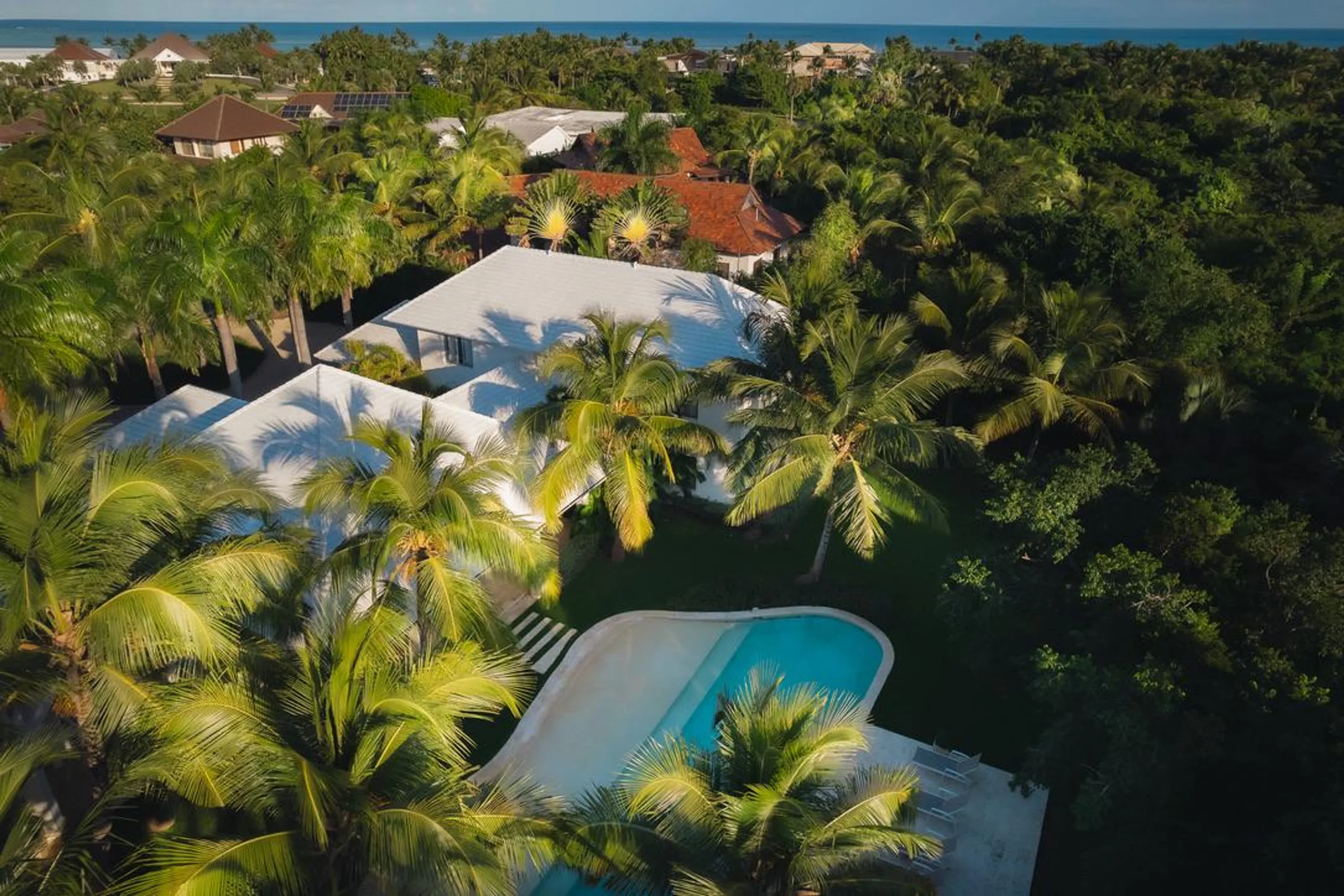 Breathtaking Luxury Villa with Private Beach — photograph 4