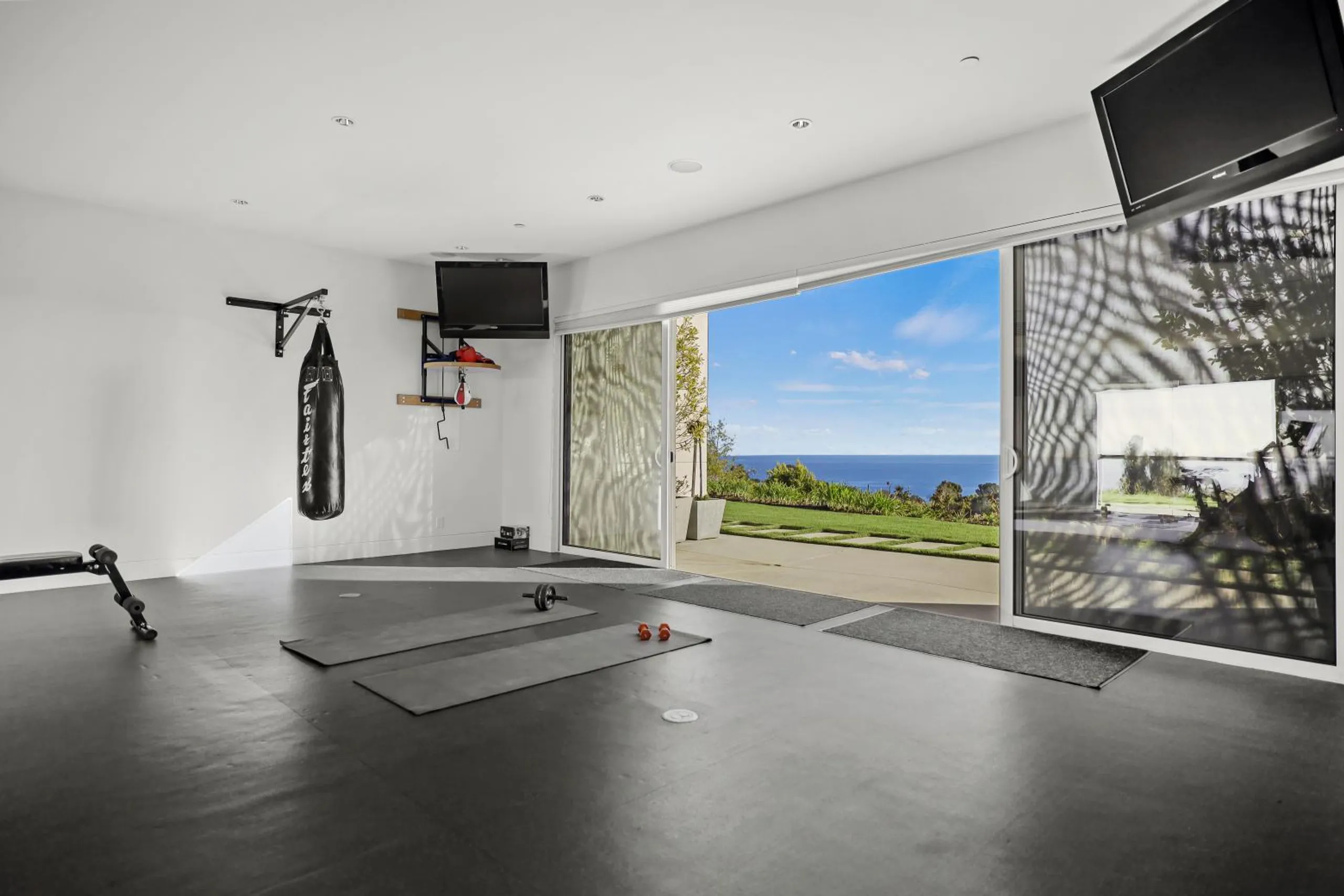 Architectural Malibu Estate with Infinity Pool and Tennis Court — photograph 7