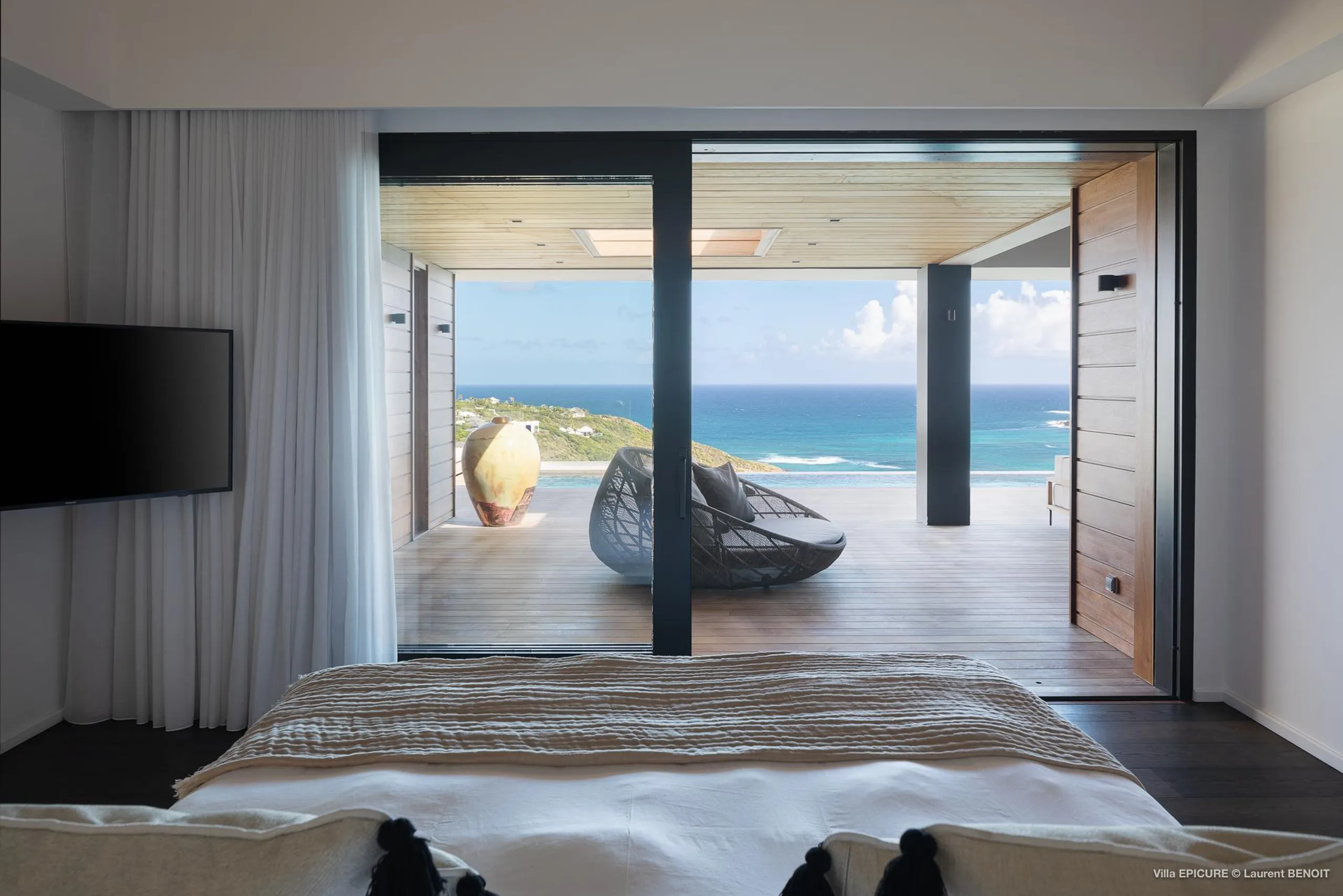 Stunning Oceanfront Villa with Infinity Pool, Fitness Room and Panoramic Views — photograph 9