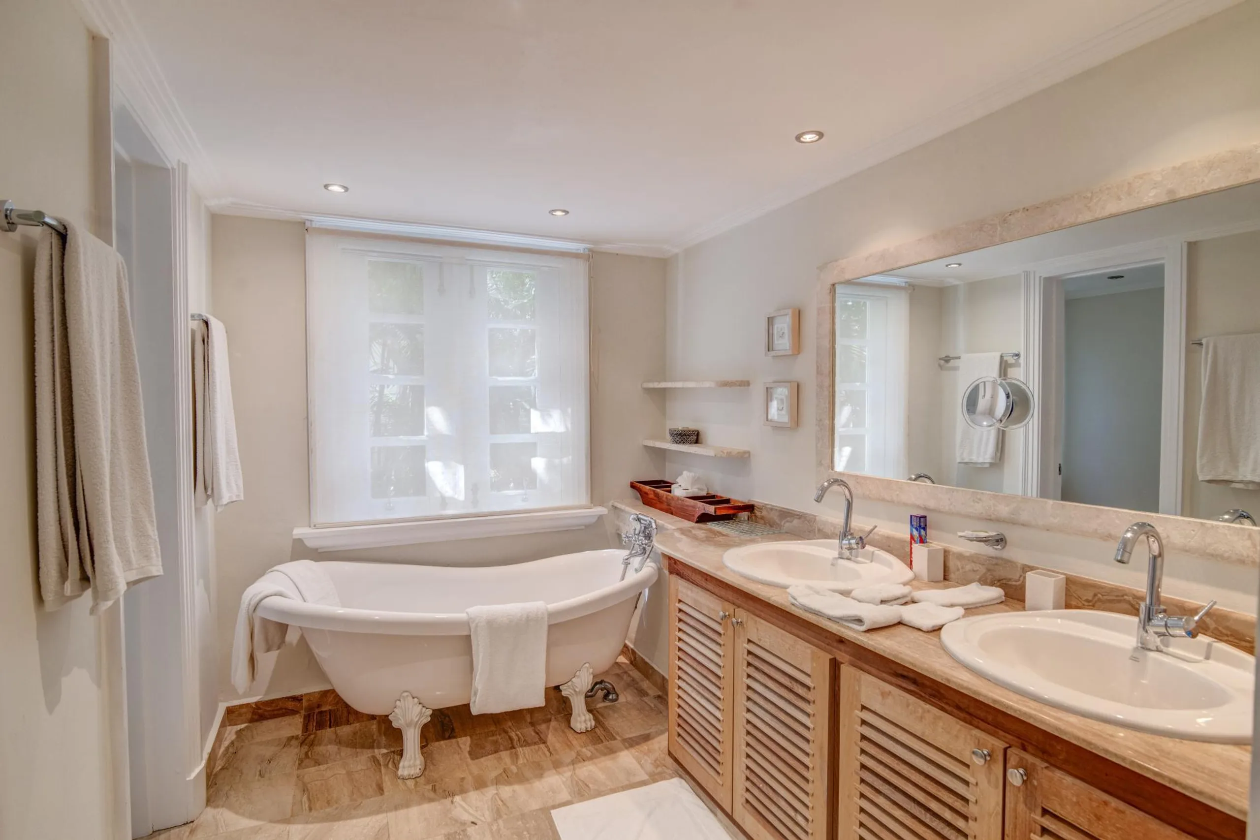 Lavishly Appointed Villa with Private Pool and Golf Course View — photograph 12