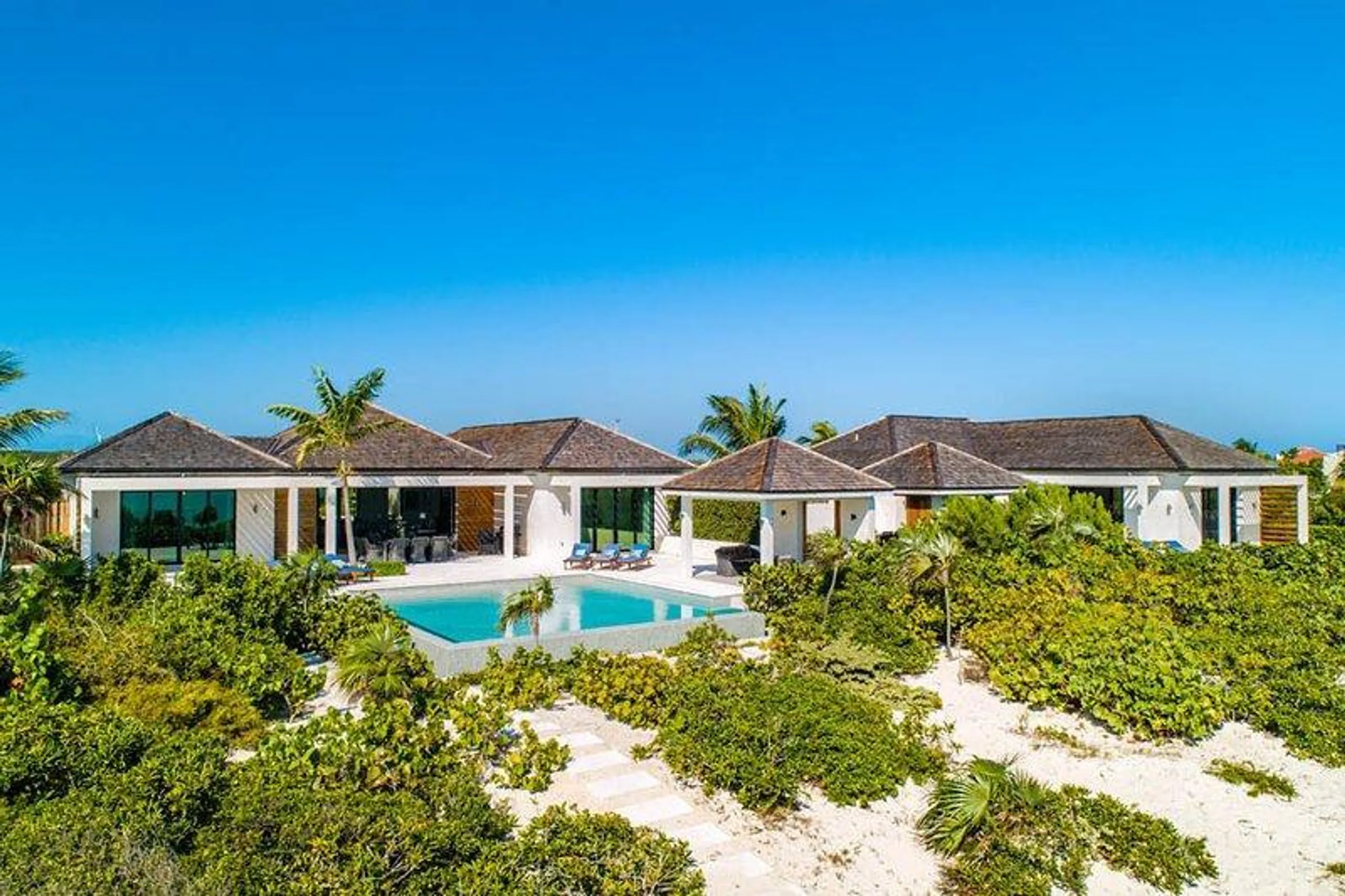 Refined Contemporary Beachfront Long Bay Beach Villa with Infinity Pool — photograph 3