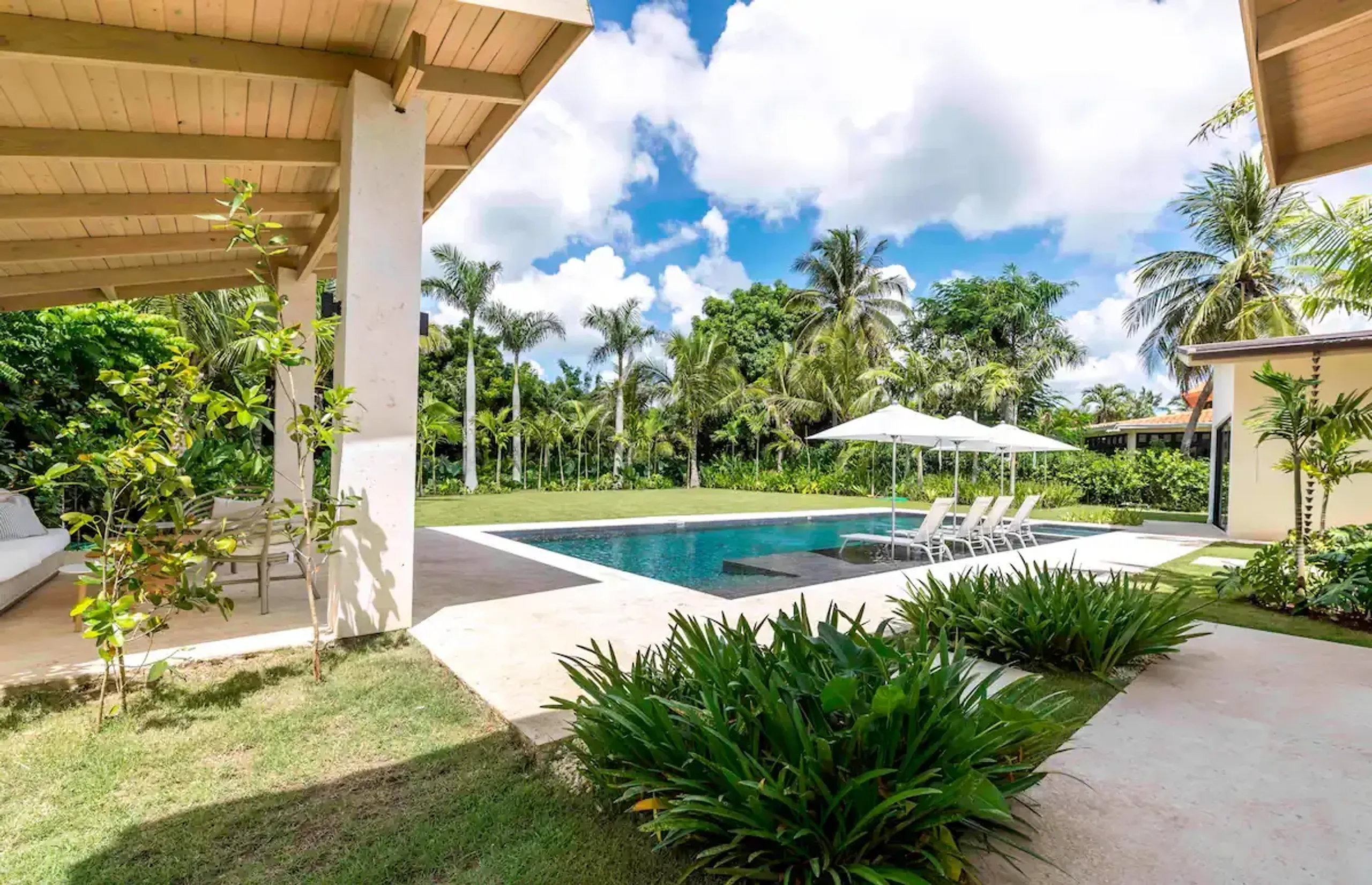 Magnificent Villa with Private Pool and Lush Greenery Surroundings — photograph 6