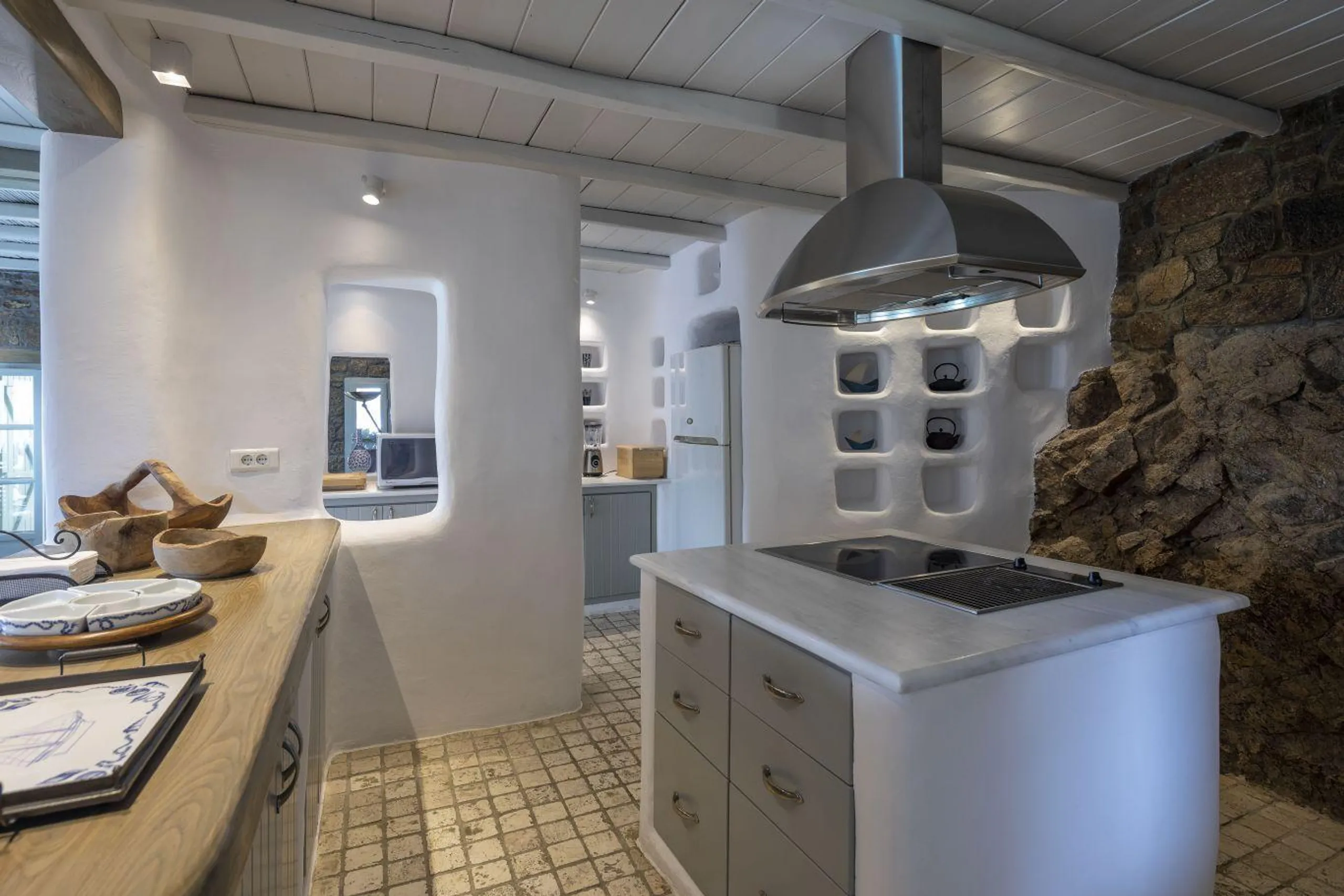 Grandiose Mykonos Villa with Gorgeous Pool and Sea Views — photograph 9