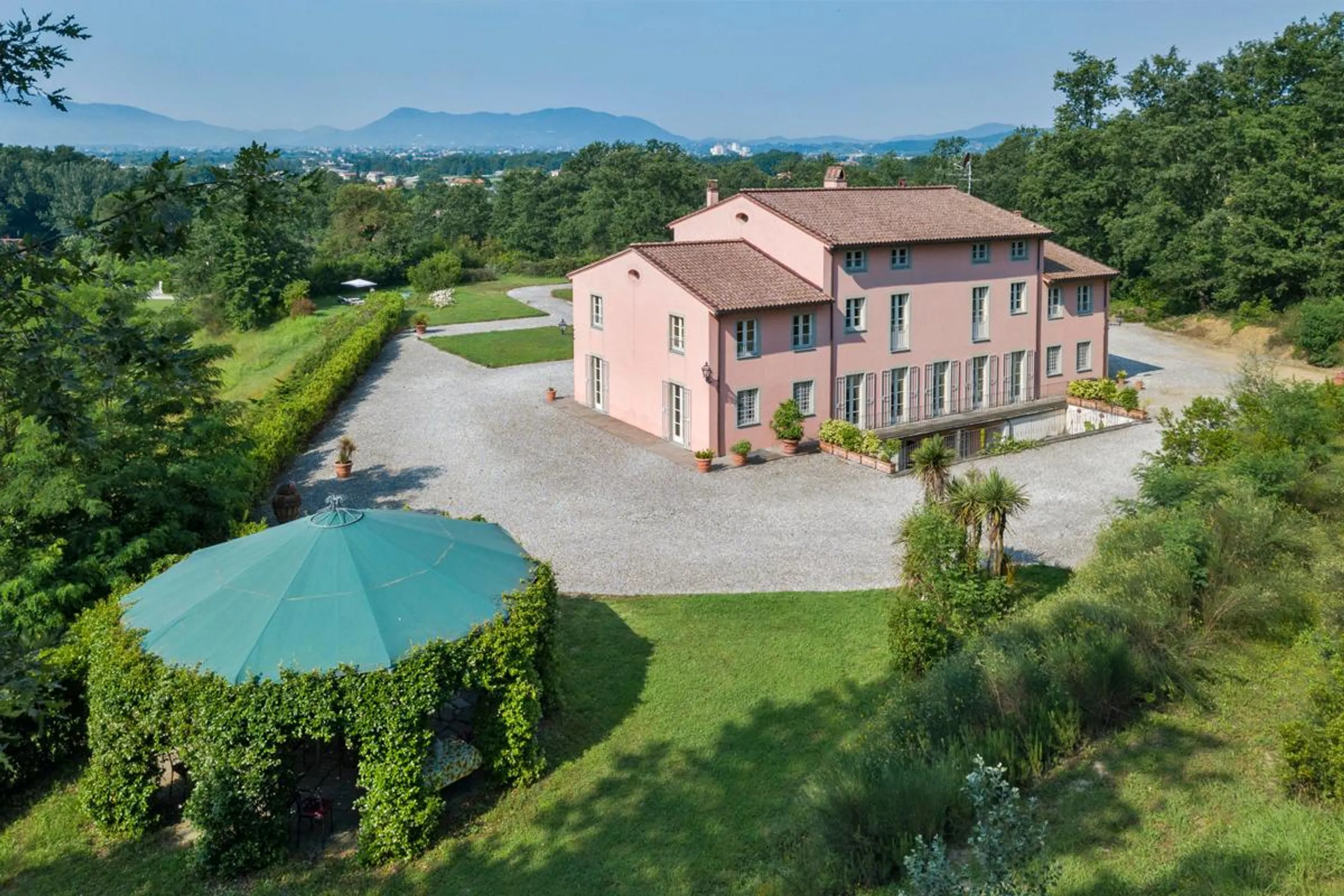 Majestic Four-Storey Villa with Private Pool, Gym and Sauna — photograph 4