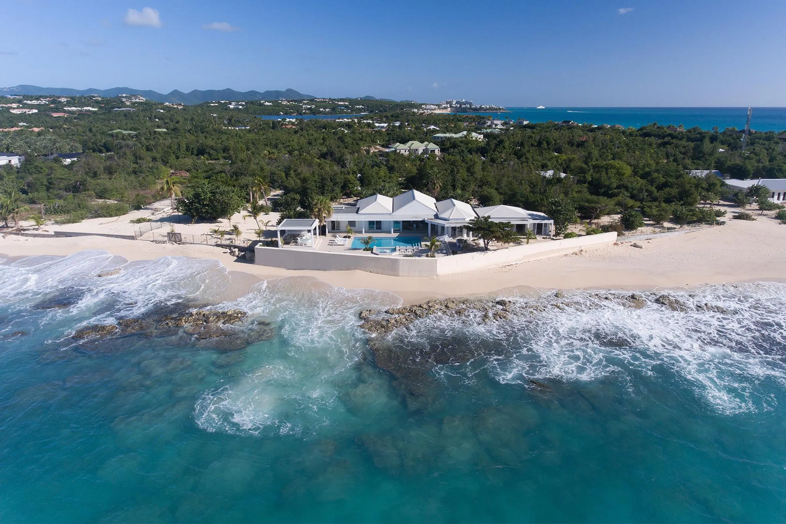 Elegant Coastal Beachfront Villa in Plum Bay Beach with Private Pool, St Martin De Seignanx