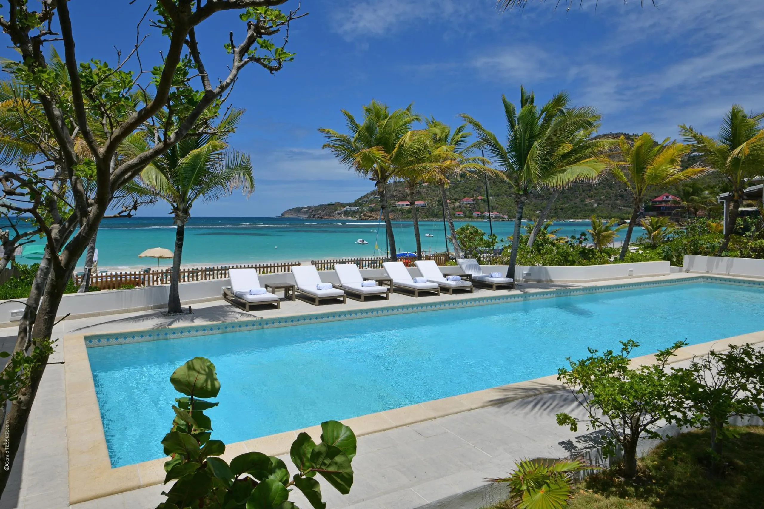 Elegant Paradise Estate with Private Pool and Walks to Beach — photograph 3