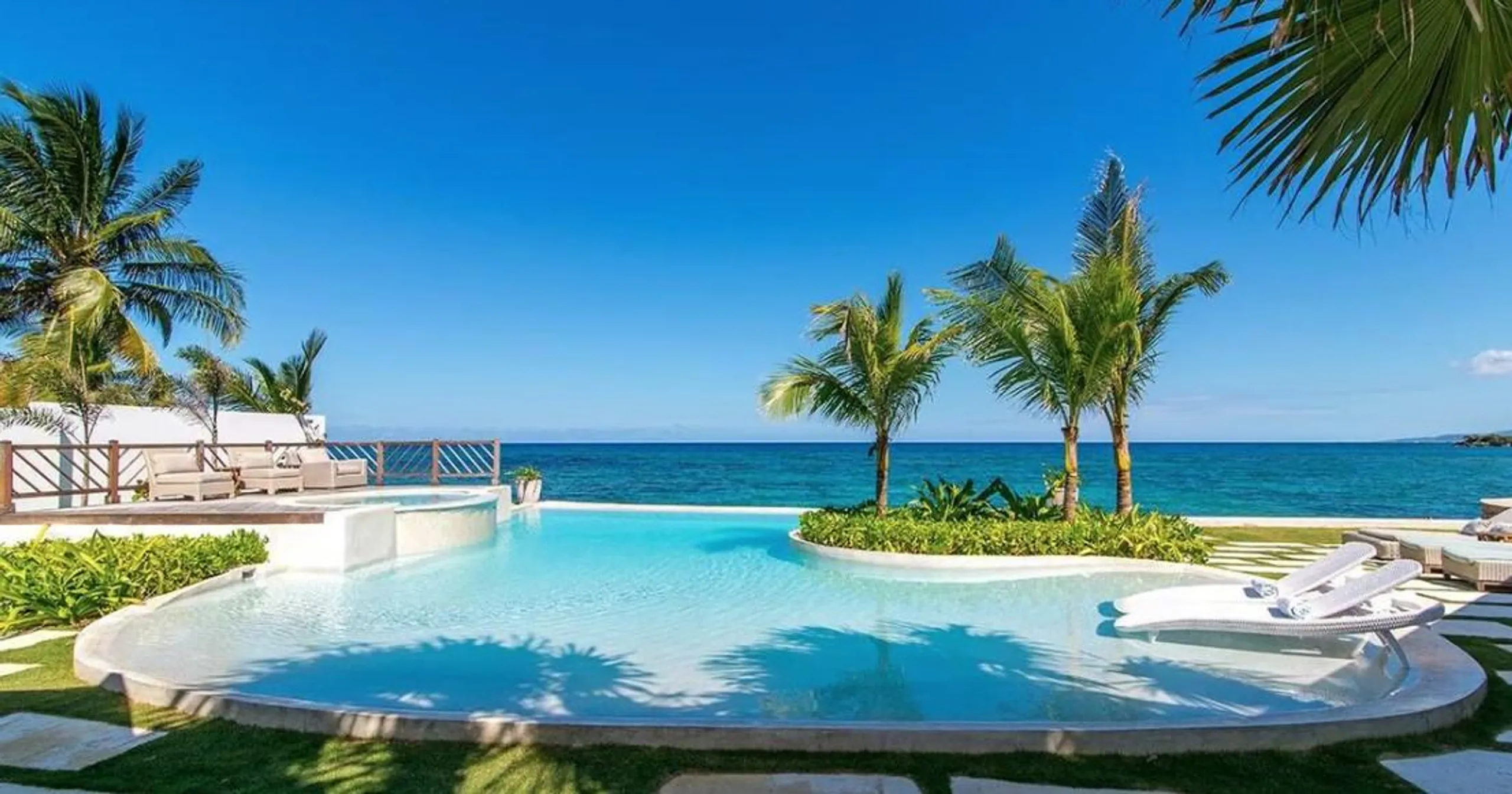 Chic Seafront Retreat in Sandy Bay with Private Pool and Panoramic Ocean Views — photograph 2