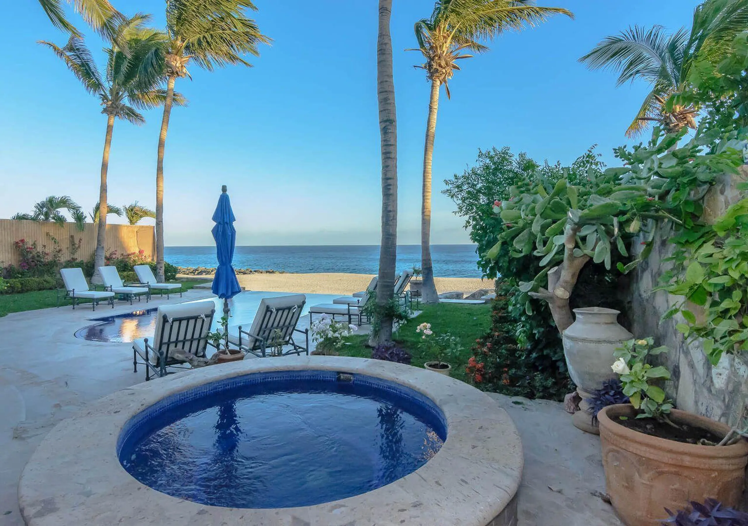 Elegant Palmilla Oceanfront Luxury Estate in VIllas Del mar with Grad Poll and Ocean Views — photograph 9