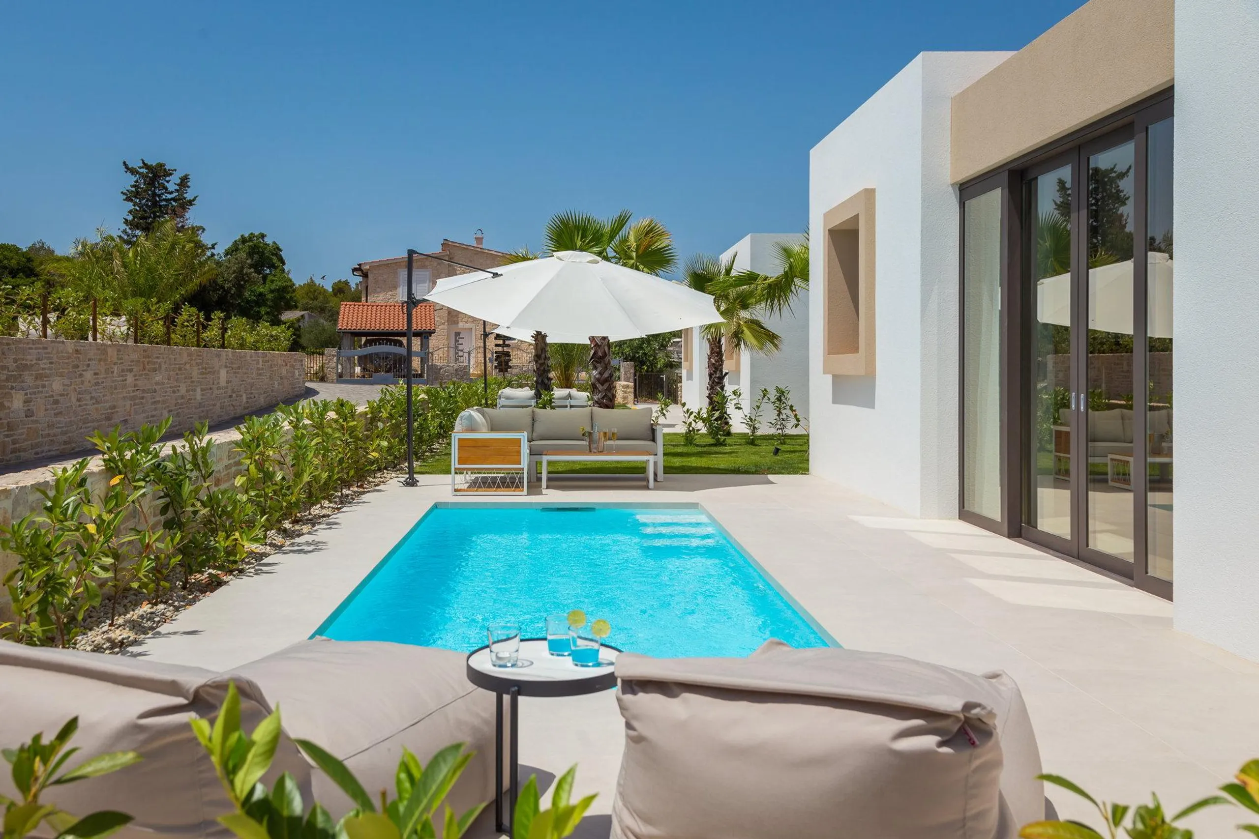 Tempting Beachfront Villa with Pool and Sea Views — photograph 6