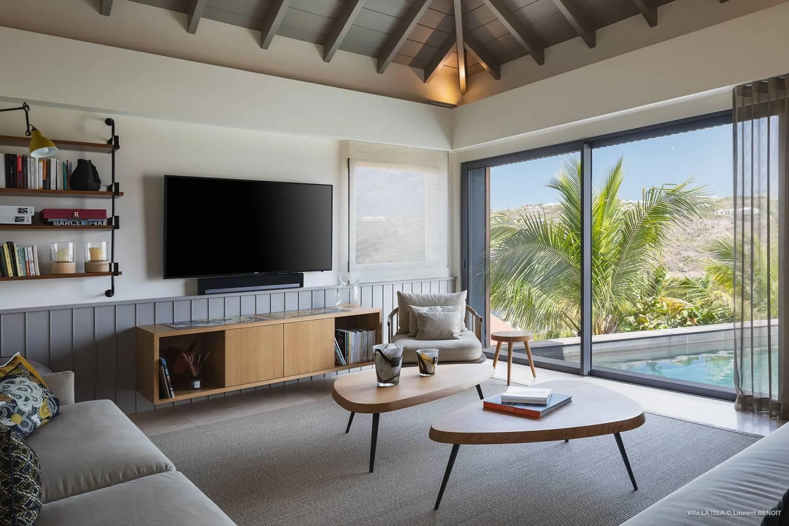 Majestic Luxury Villa with Private Pool and Garden Lounge — photograph 12