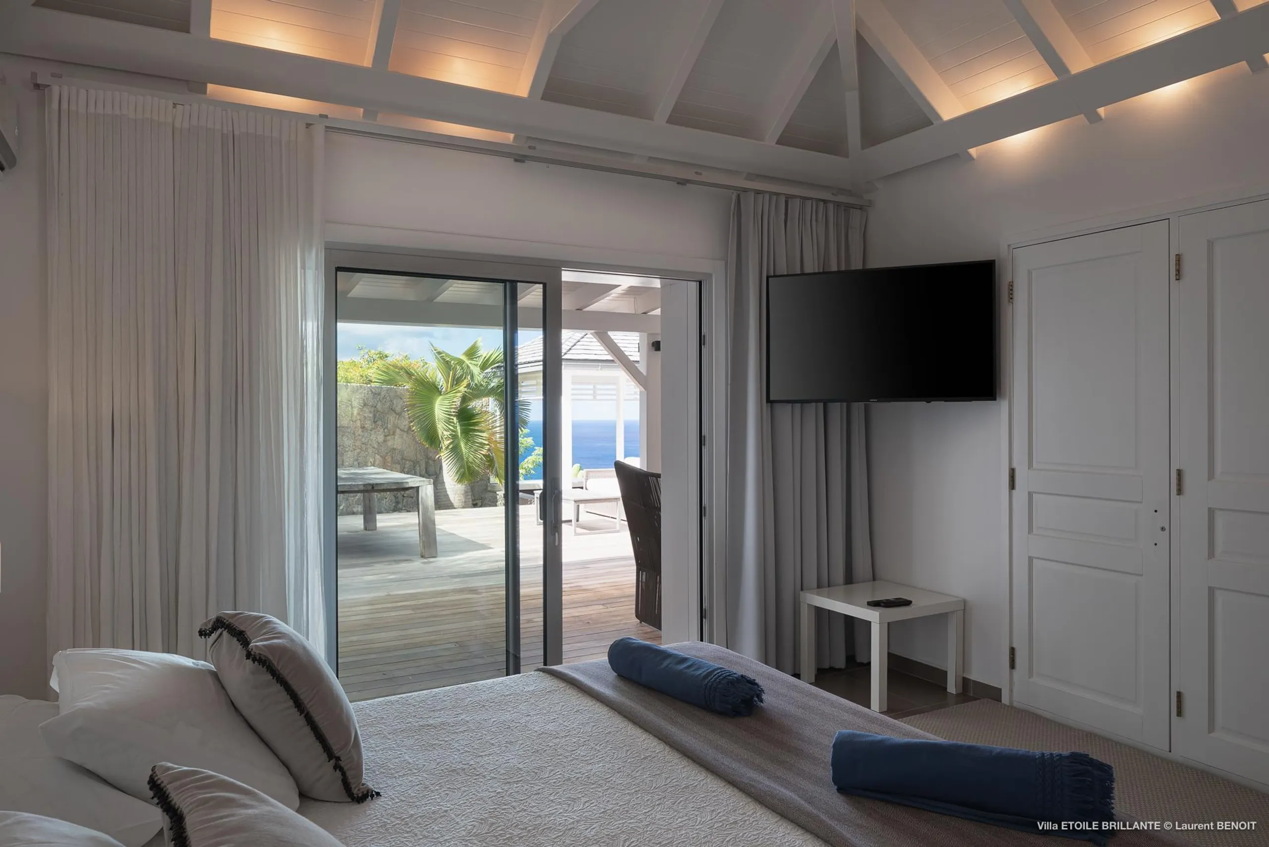 Chic Seaview Villa with Infinity Pool and Jacuzzi — photograph 11