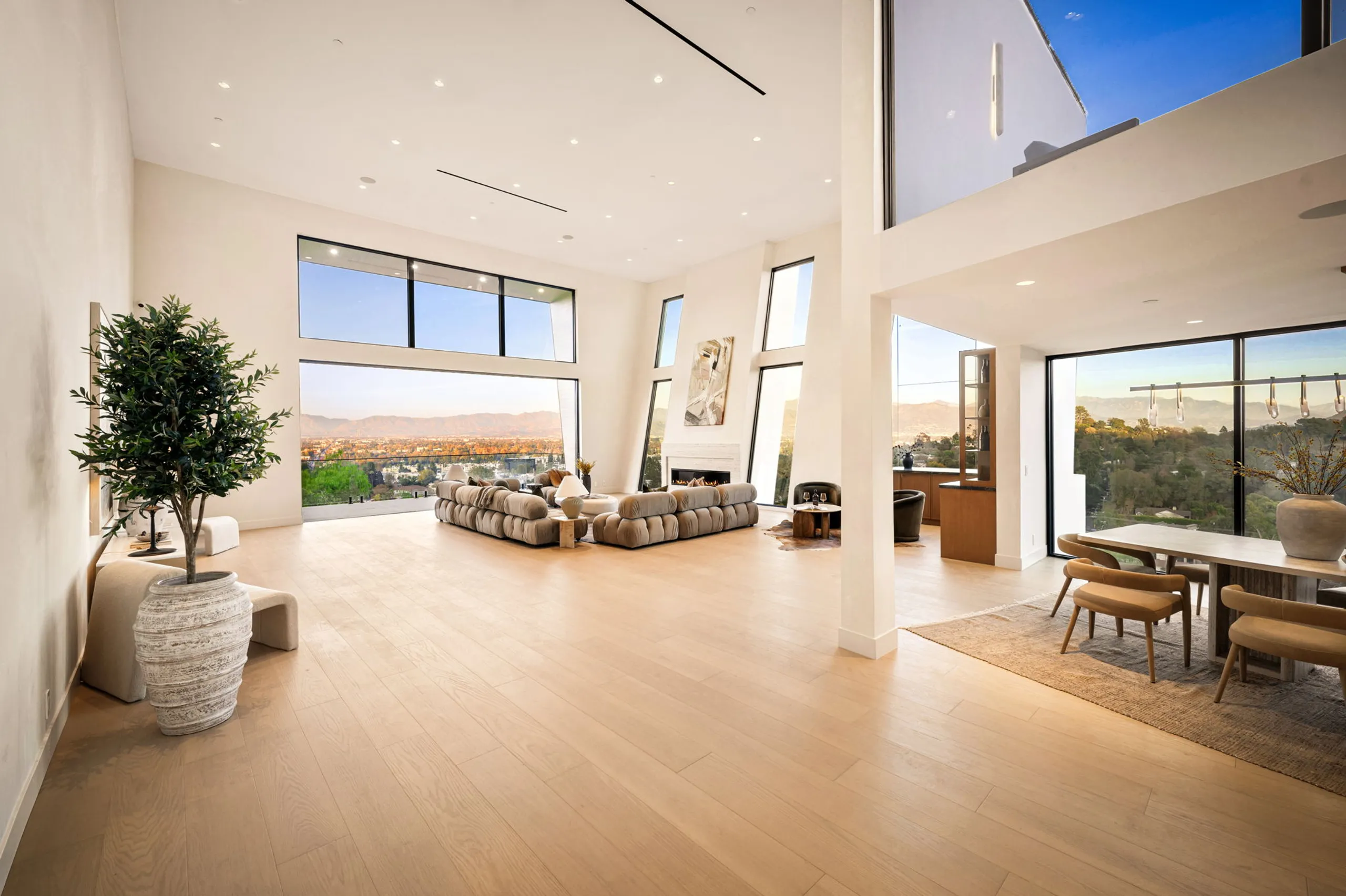 Sophisticated Grand Villa with Infinity Pool, and Sweeping Valley Views — photograph 11