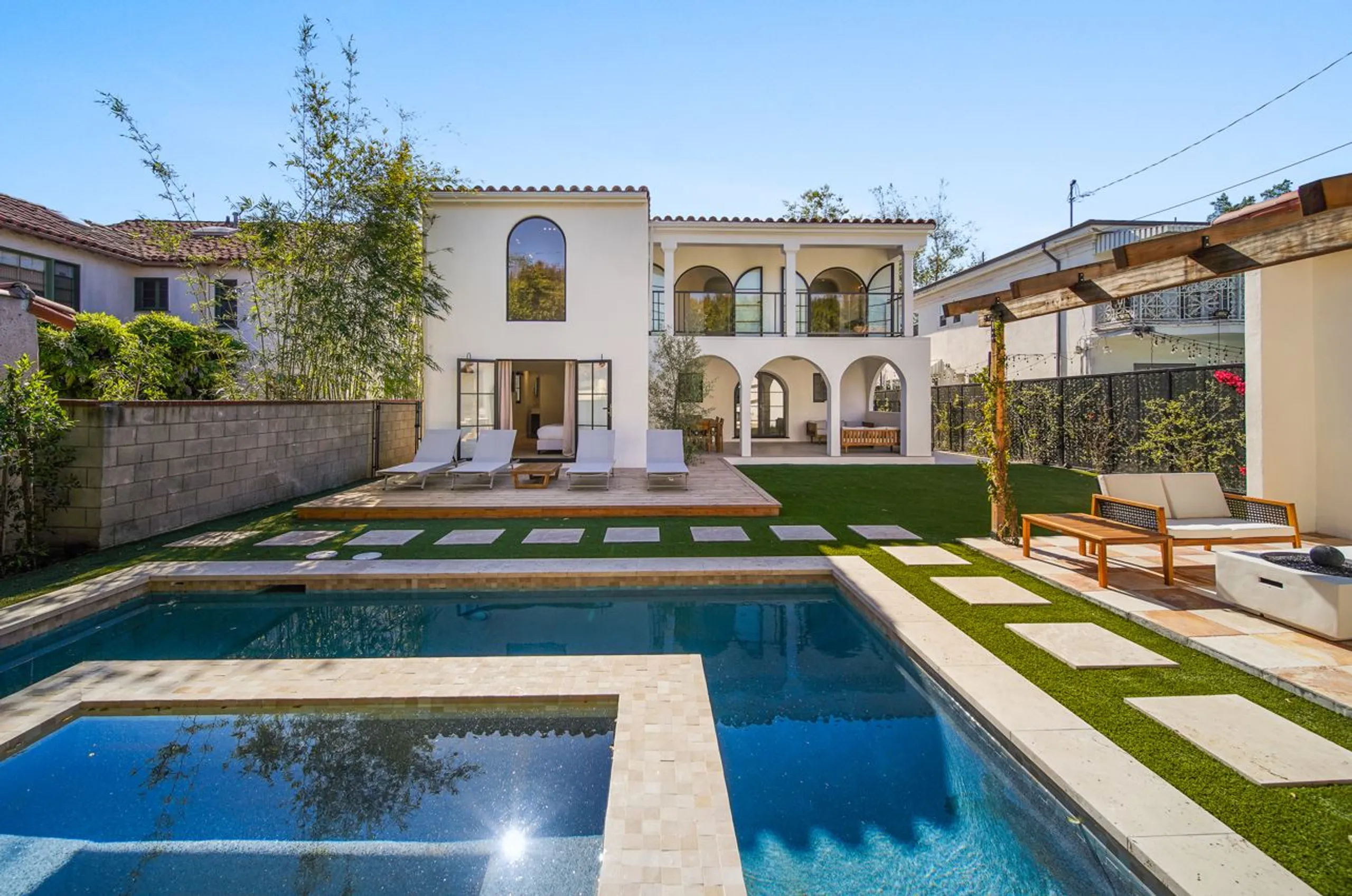 Sophisticated Spanish Contemporary Villa in LA with Private Pool, Outdoor Oasis & Smart Tech Integration — photograph 2
