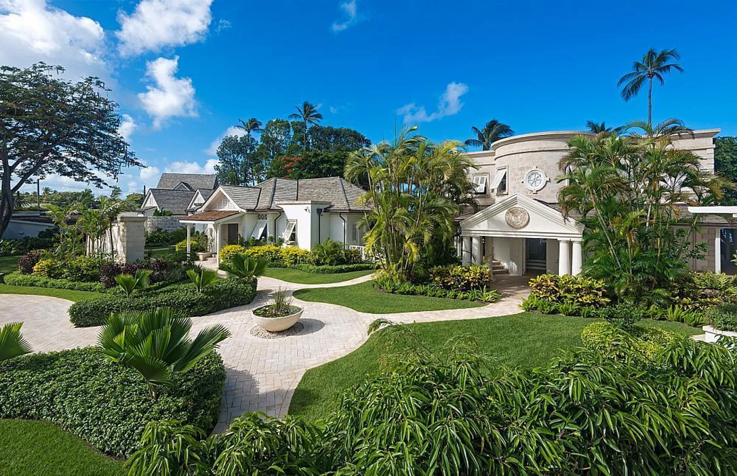 Barbados Impeccably Designed Beachfront Villa with Tropical Gardens and Infinity Pool — photograph 5