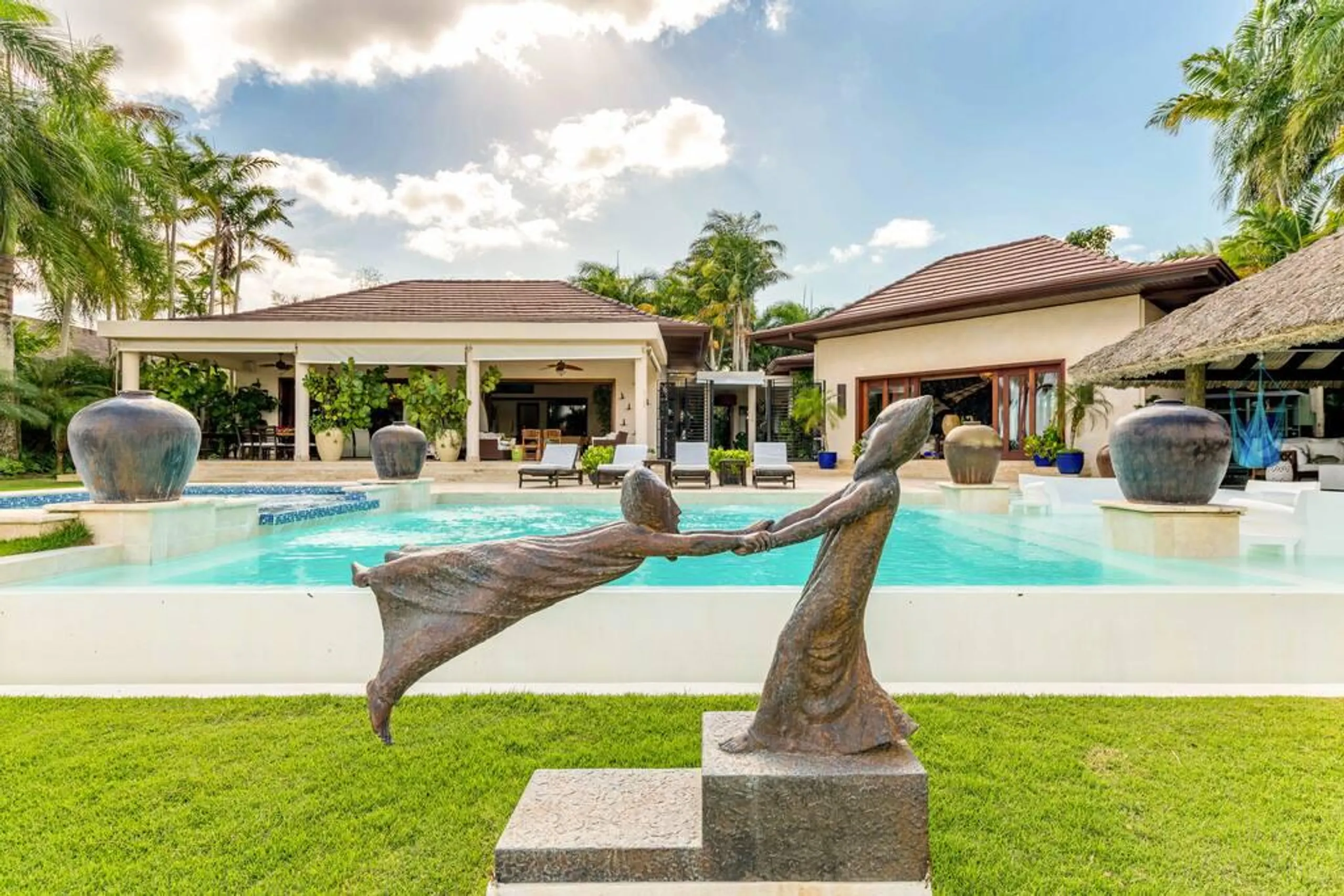 Sophisticated Paradise Retreat with Private Pool and Jacuzzi — photograph 4