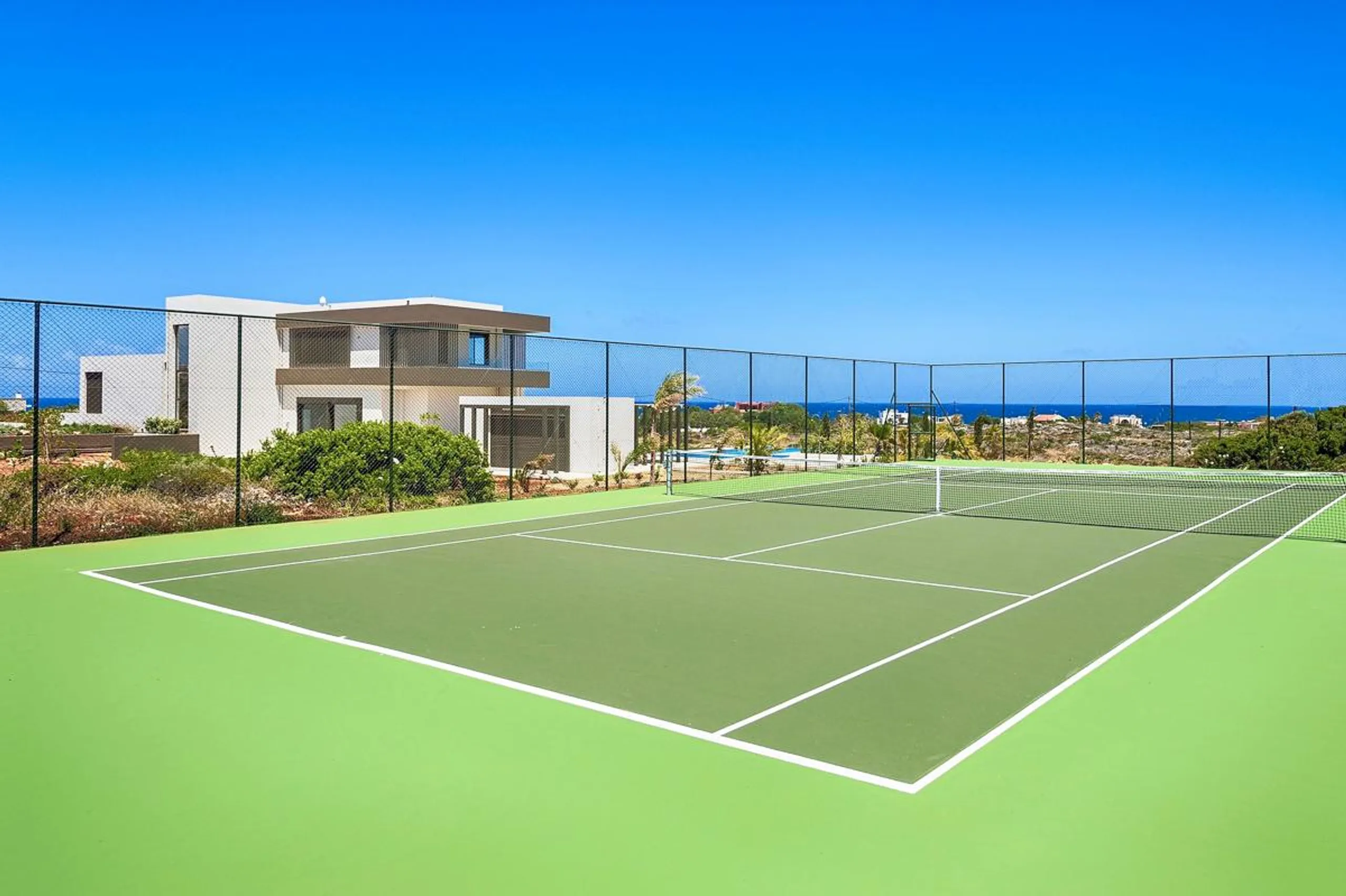 Chic Mediterranean Villa with Heated Infinity Pool, Tennis Court and Mountain Views — photograph 5