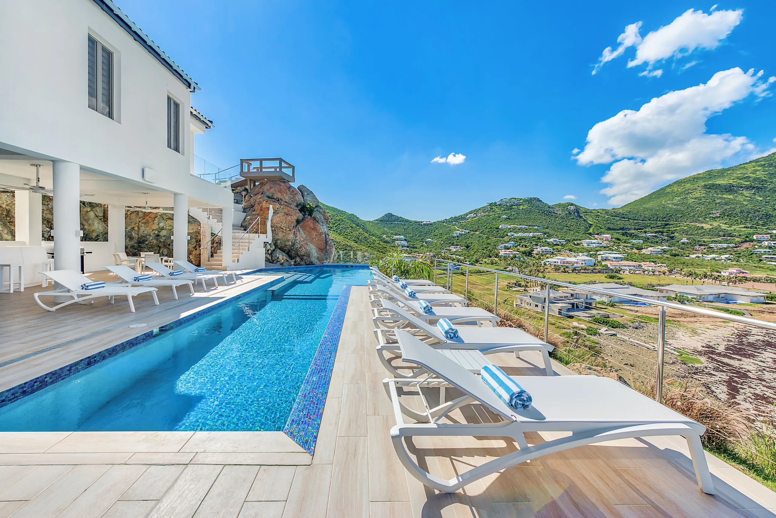 Refined Oceanfront Villa with Gorgeous Pool and Stunning Views — photograph 2