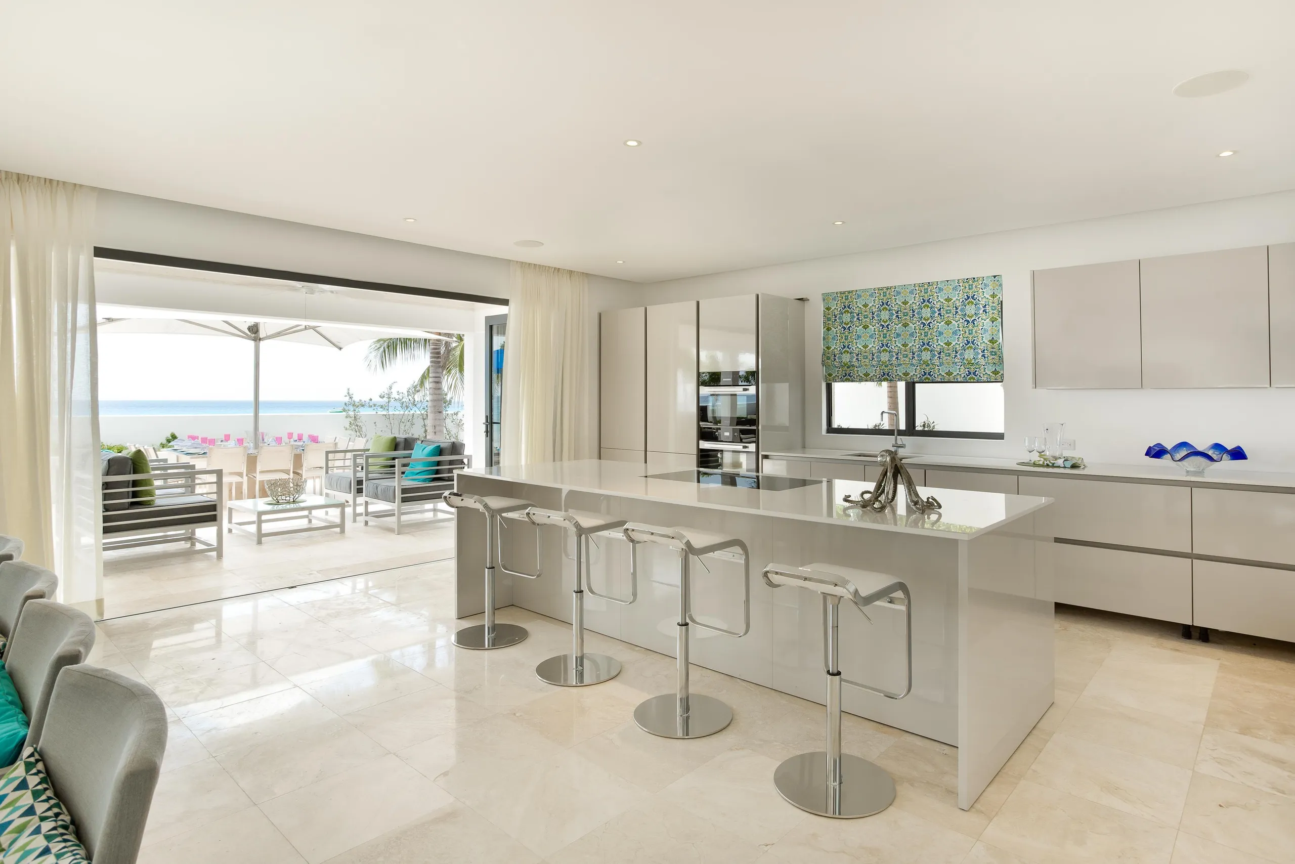Modern Contemporary Luxe Villa with Private Pool and Direct Beach Access — photograph 9