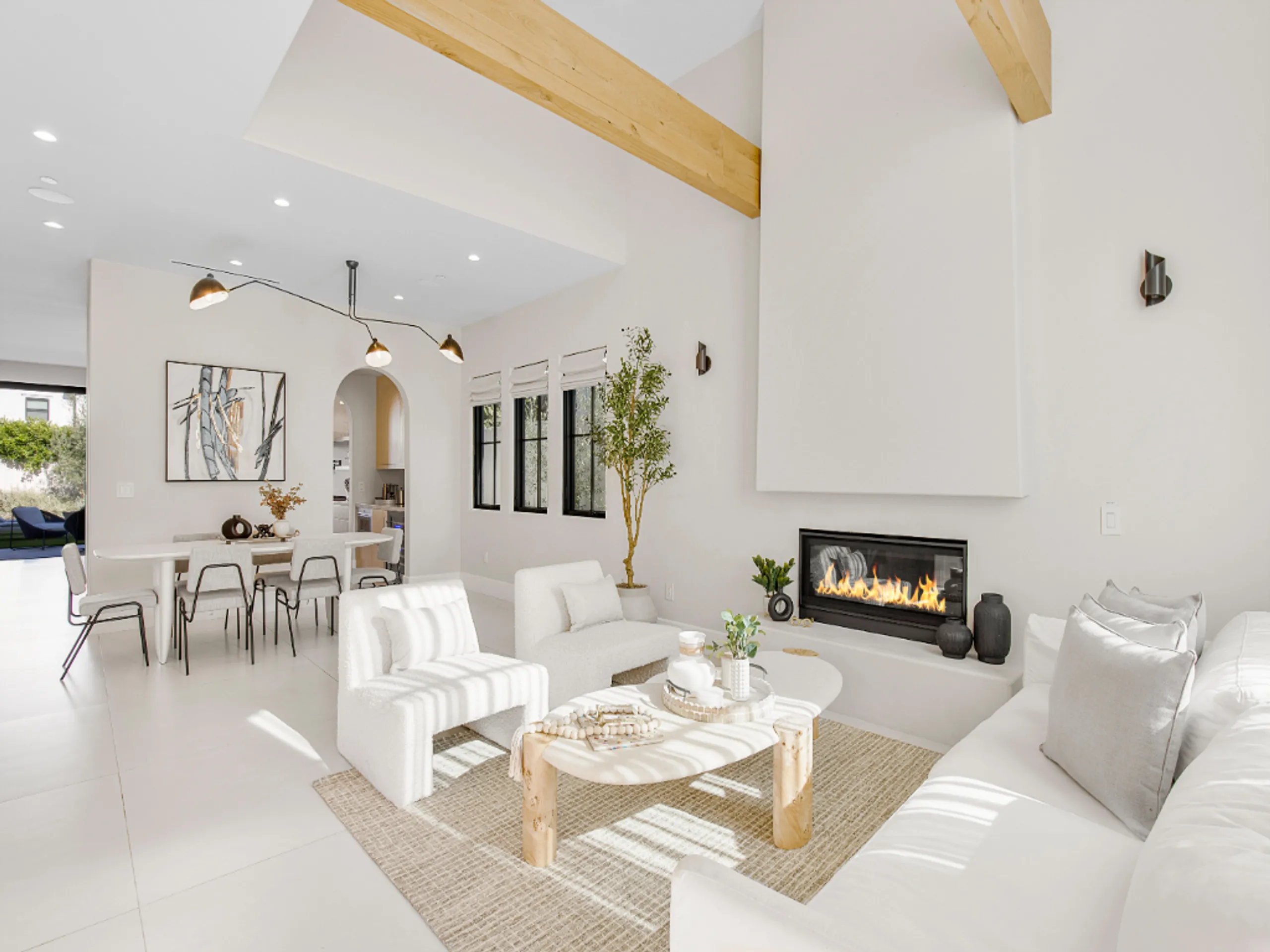 Stunning 5-Bedroom Mediterranean-Style Villa with Pool in Prime LA Location — photograph 9