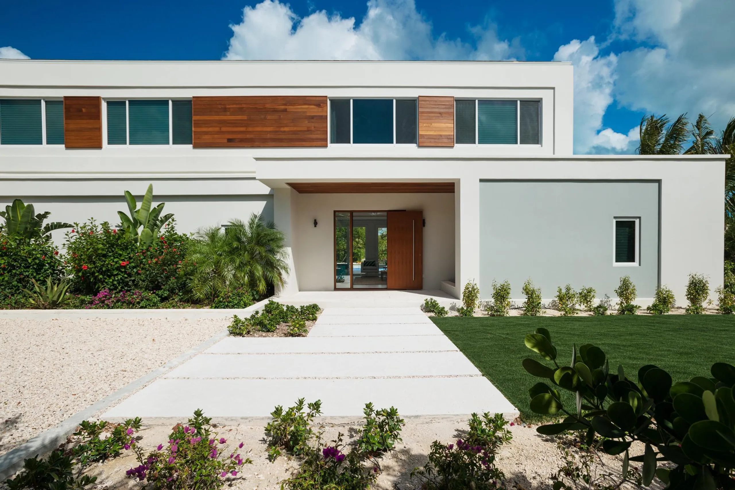 Refined Contemporary Villa with Heavenly Pool and Steps from the Beach — photograph 5