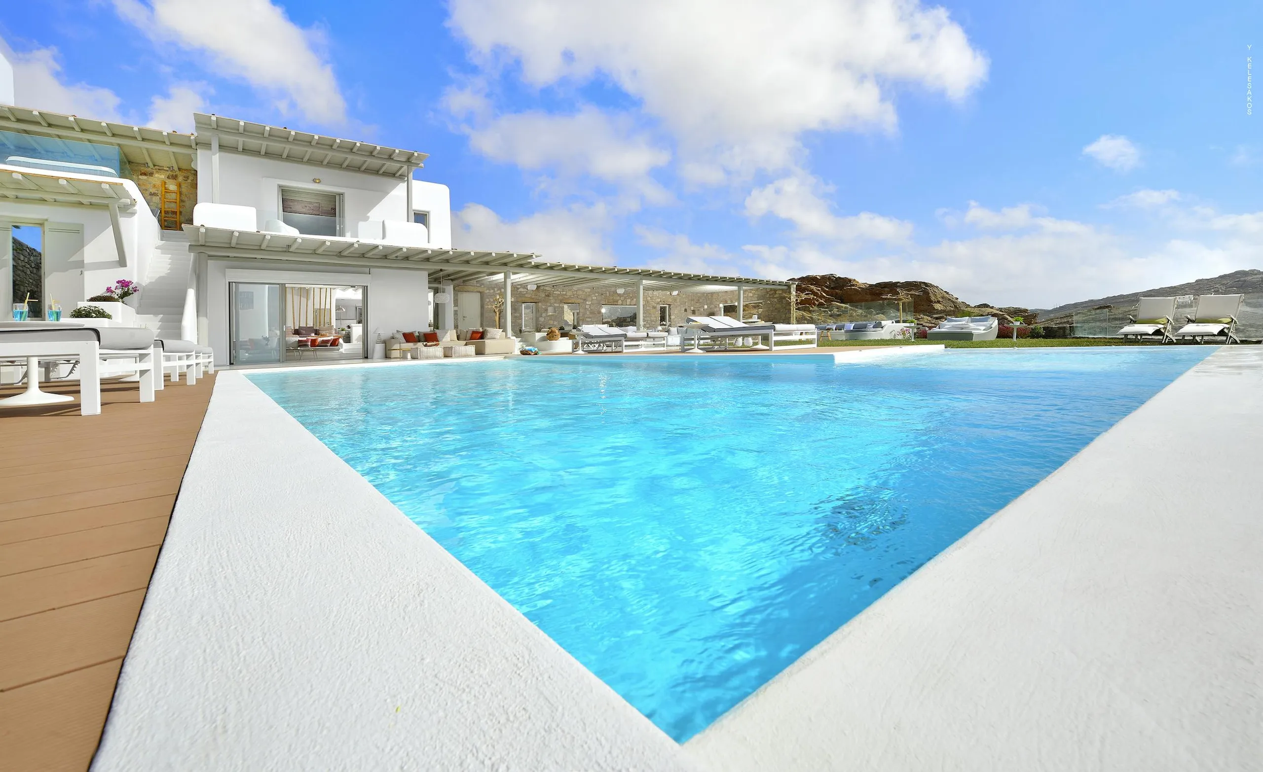 Seaside Luxury Estate with Private Pool and Jacuzzi — photograph 2