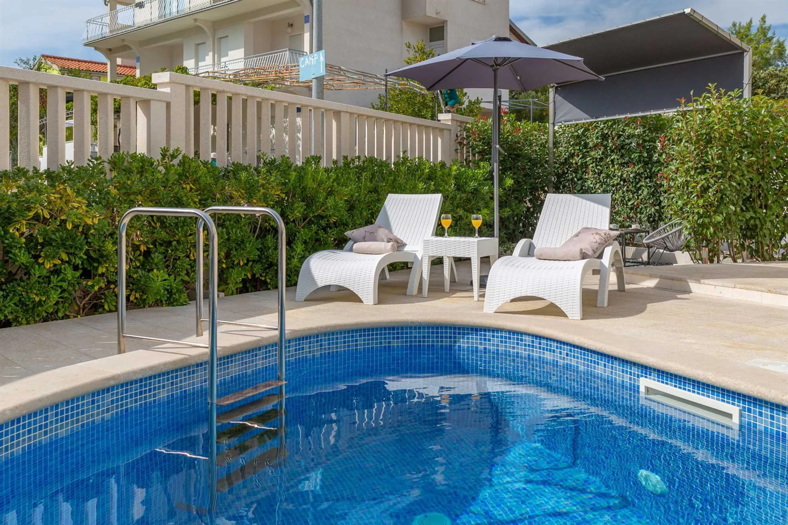Gleaming Historic 4BR Villa with Blue Water Pool — photograph 4