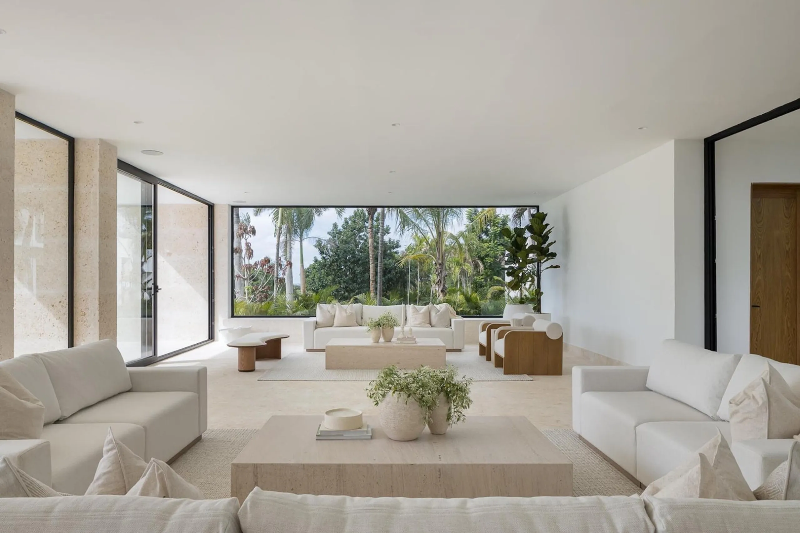 Splendid Contemporary Villa with Private Infinity Pool and Ocean Views — photograph 9