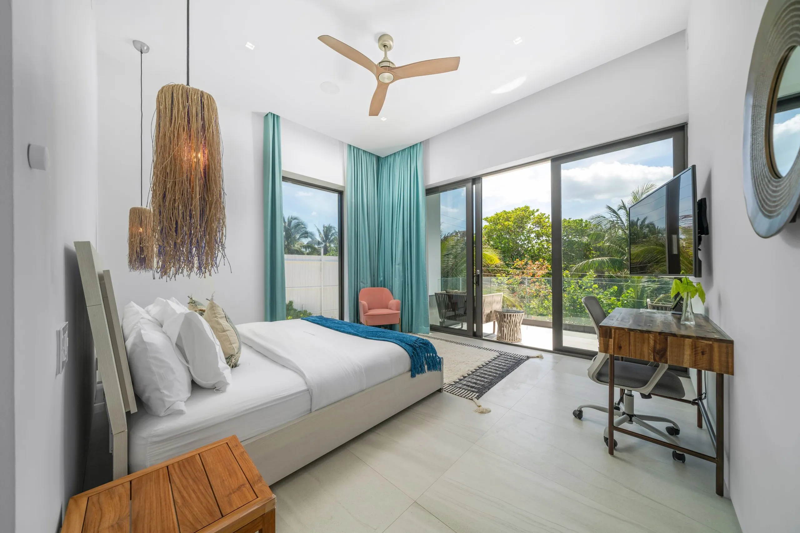 Stunning Beachfront Estate on Harbour Island's Triana Shores — photograph 11