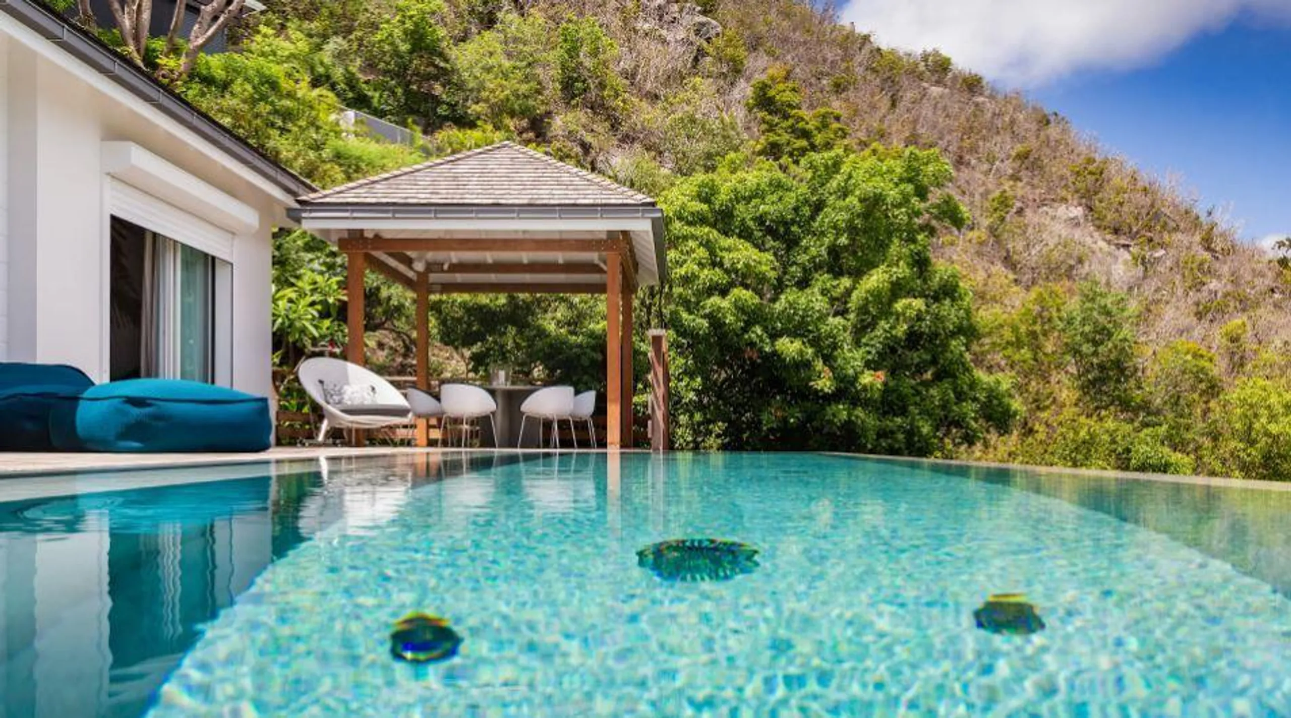 Sleek Contemporary Styled Villa with Heated Pool and Breathtaking Ocean Views — photograph 8