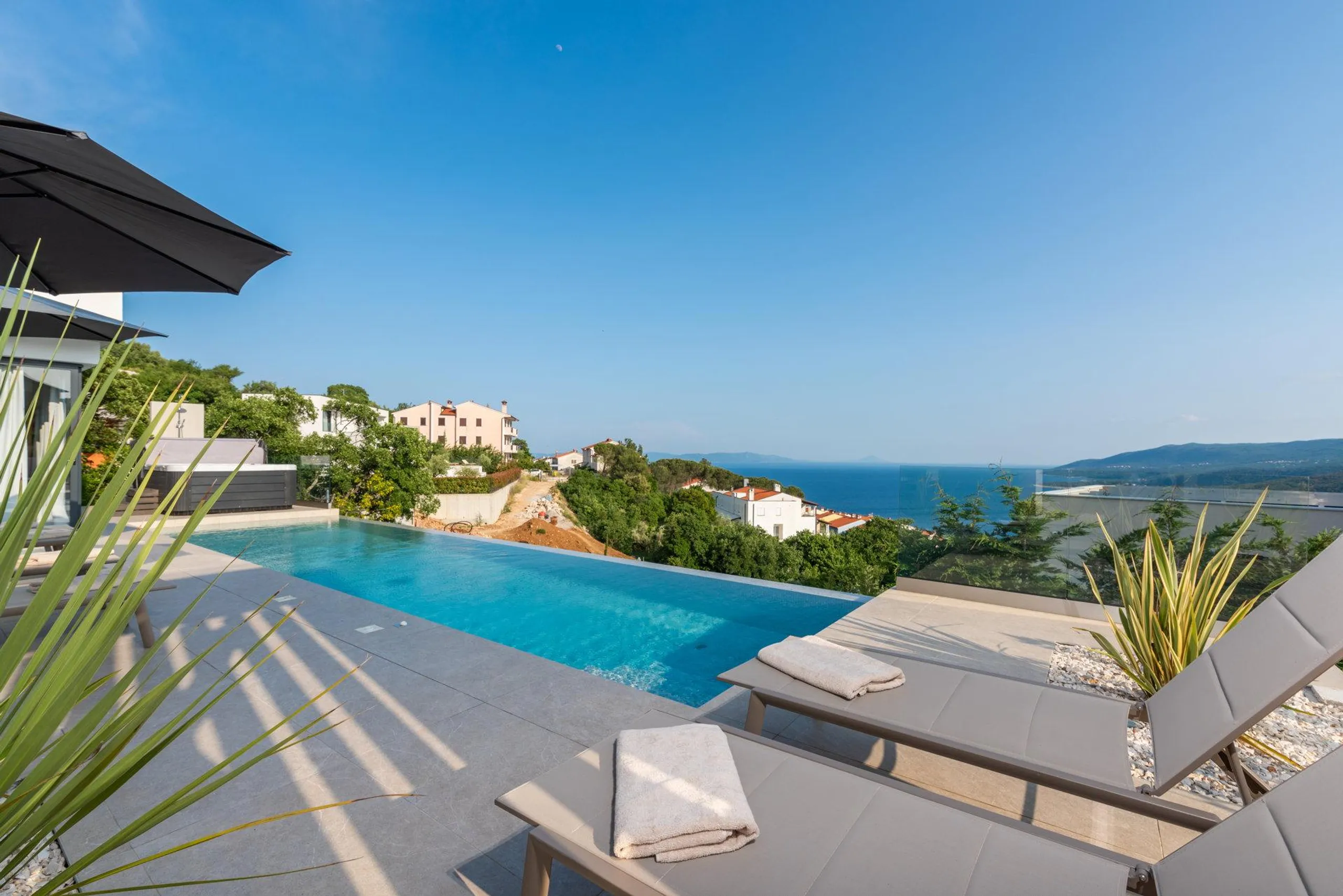 Majestic Elegant Villa with Pool and Panoramic View of the Sea — photograph 5