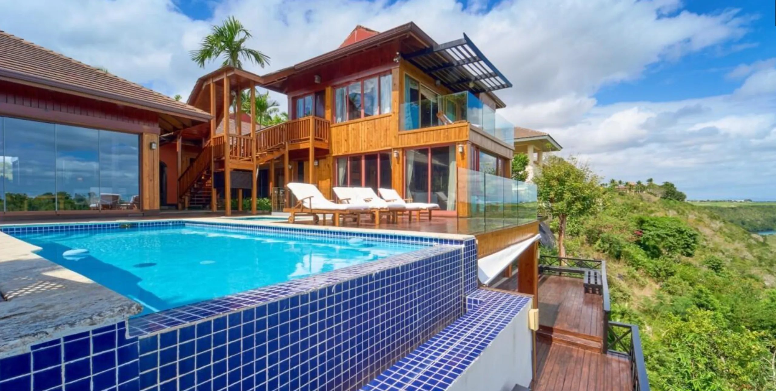Majestic Villa Atop the Chavon River with Private Pool and Unparalleled Vistas, Casa de Campo