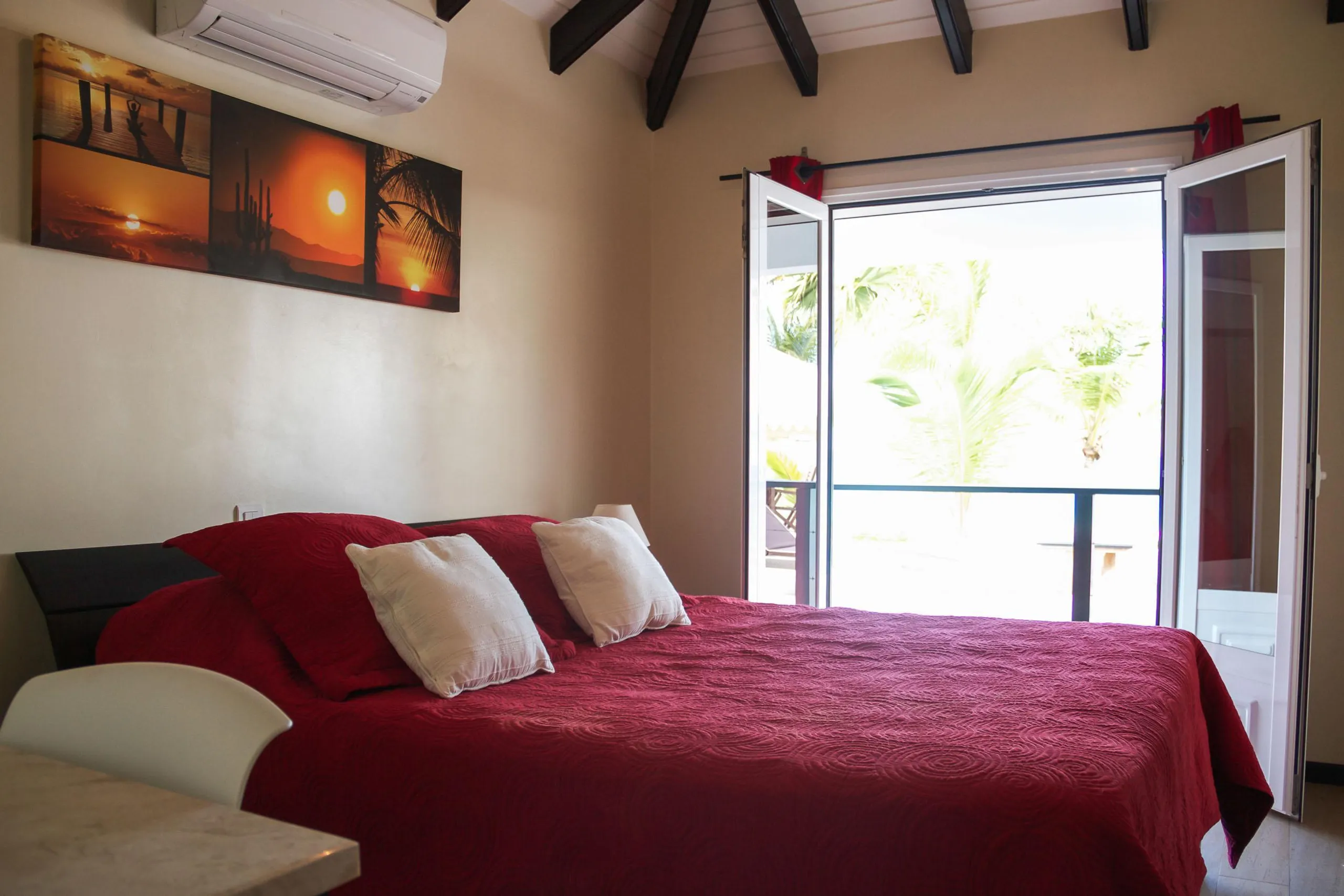 Lavish Seaview Villa with Private Pool and Walks to Beach — photograph 8