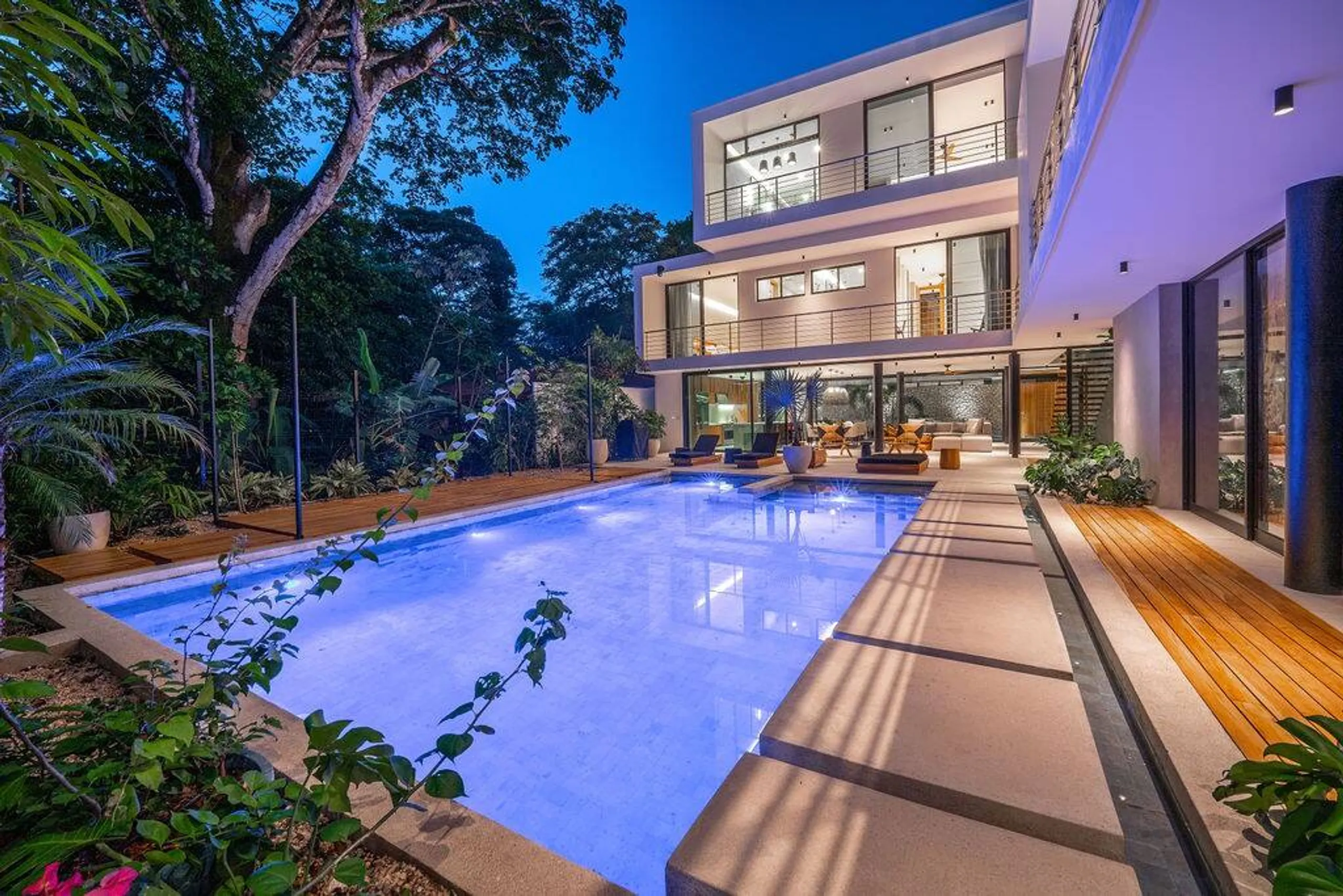 Captivating Modern Sanctuary with Invigorating Pool — photograph 2