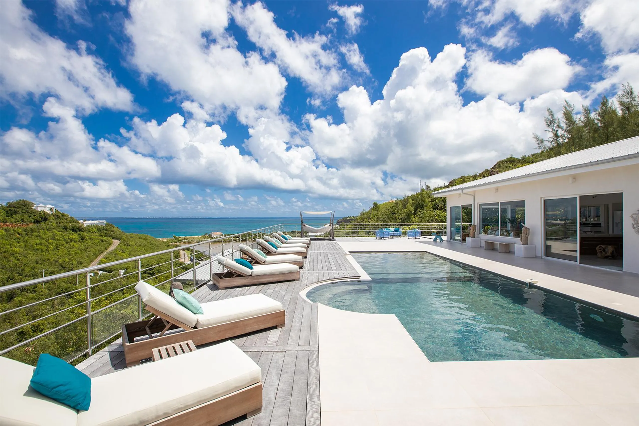 Breathtaking Luxe Estate with Private Pool and Views — photograph 3