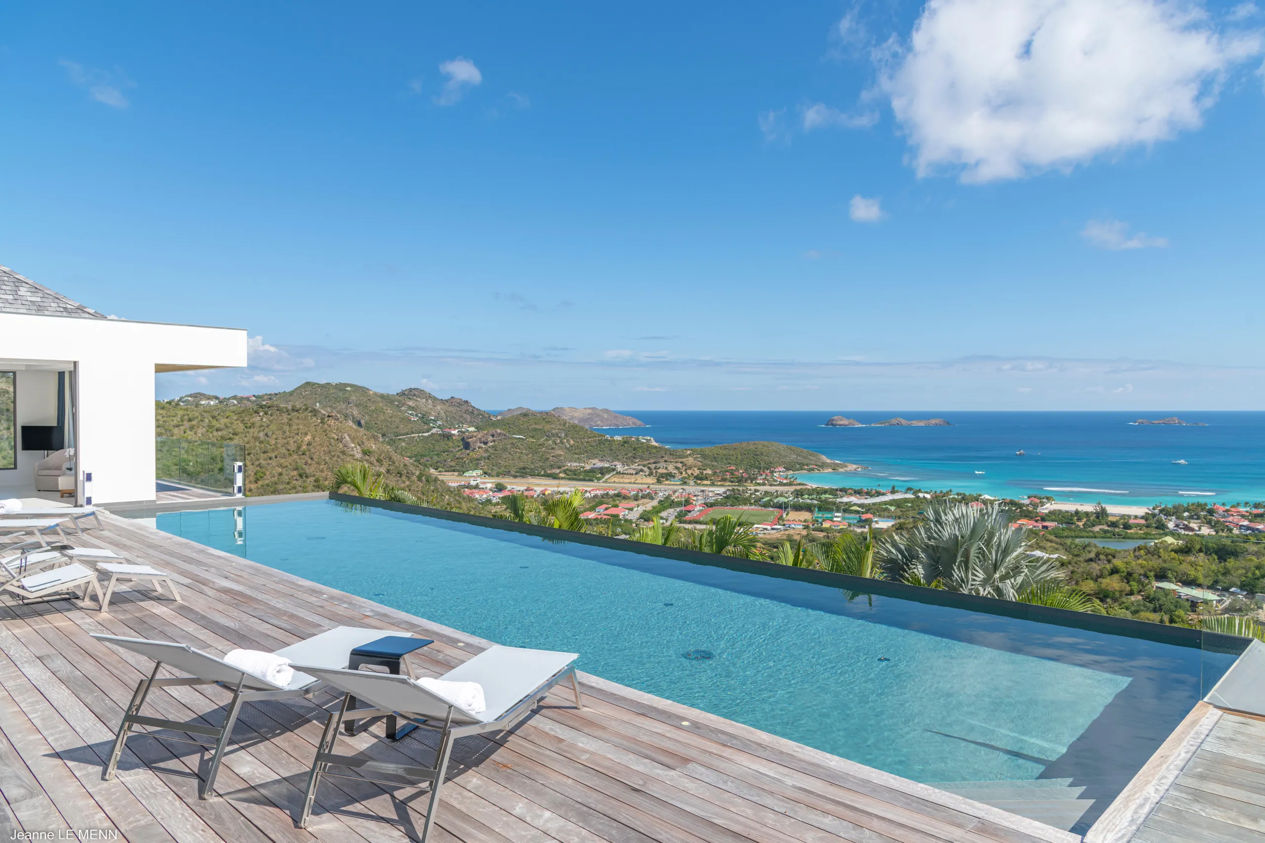 Grandiose Caribbean Bay Villa with Infinity Pool — photograph 2