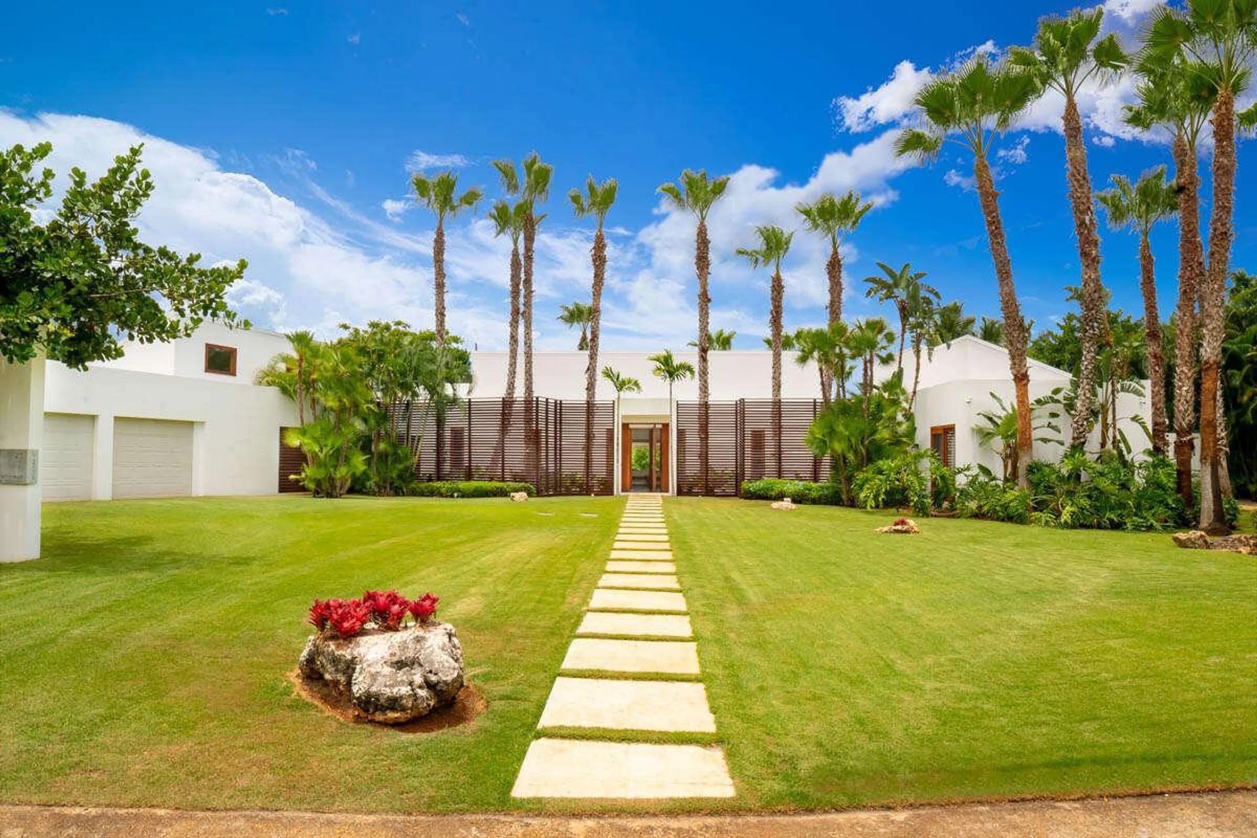 Modern Masterpiece Villa with Infinity Pool with Golf Course Views — photograph 2