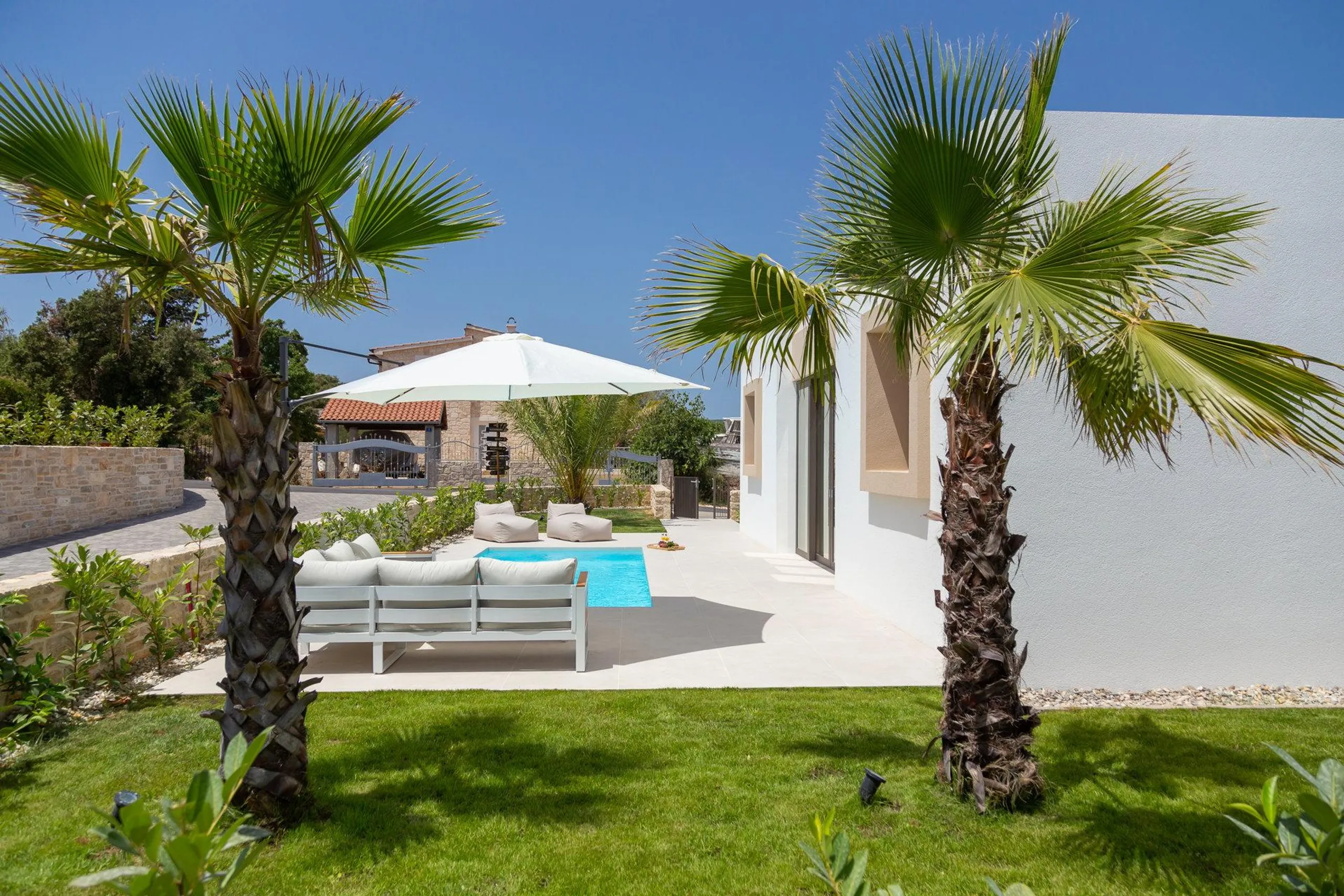 Gleaming Modern Villa with Pool and Sea Views — photograph 12