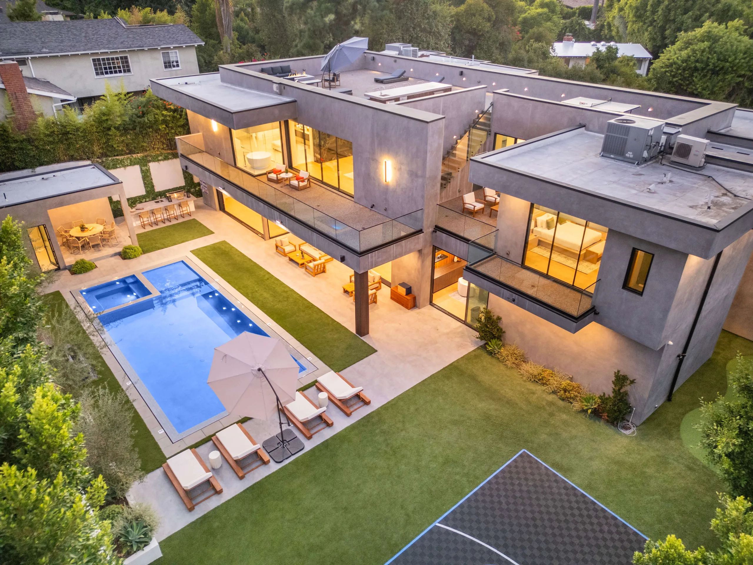 Ultra Modern LA Luxury Estate with Grand Pool and Entertainment Area — photograph 11