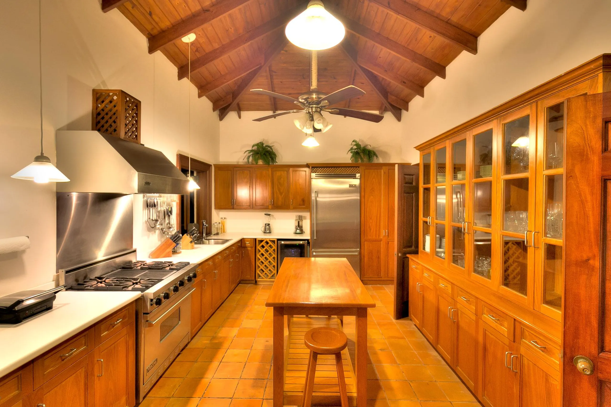 Colonial Heritage Villa with Private Pool and Sea Views — photograph 12