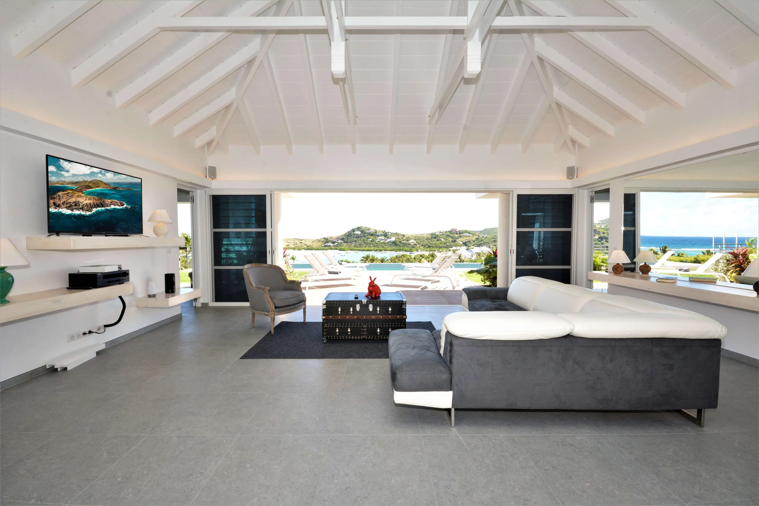 Modern and Aesthetic Styled Villa with Private Pool and Sea View — photograph 11