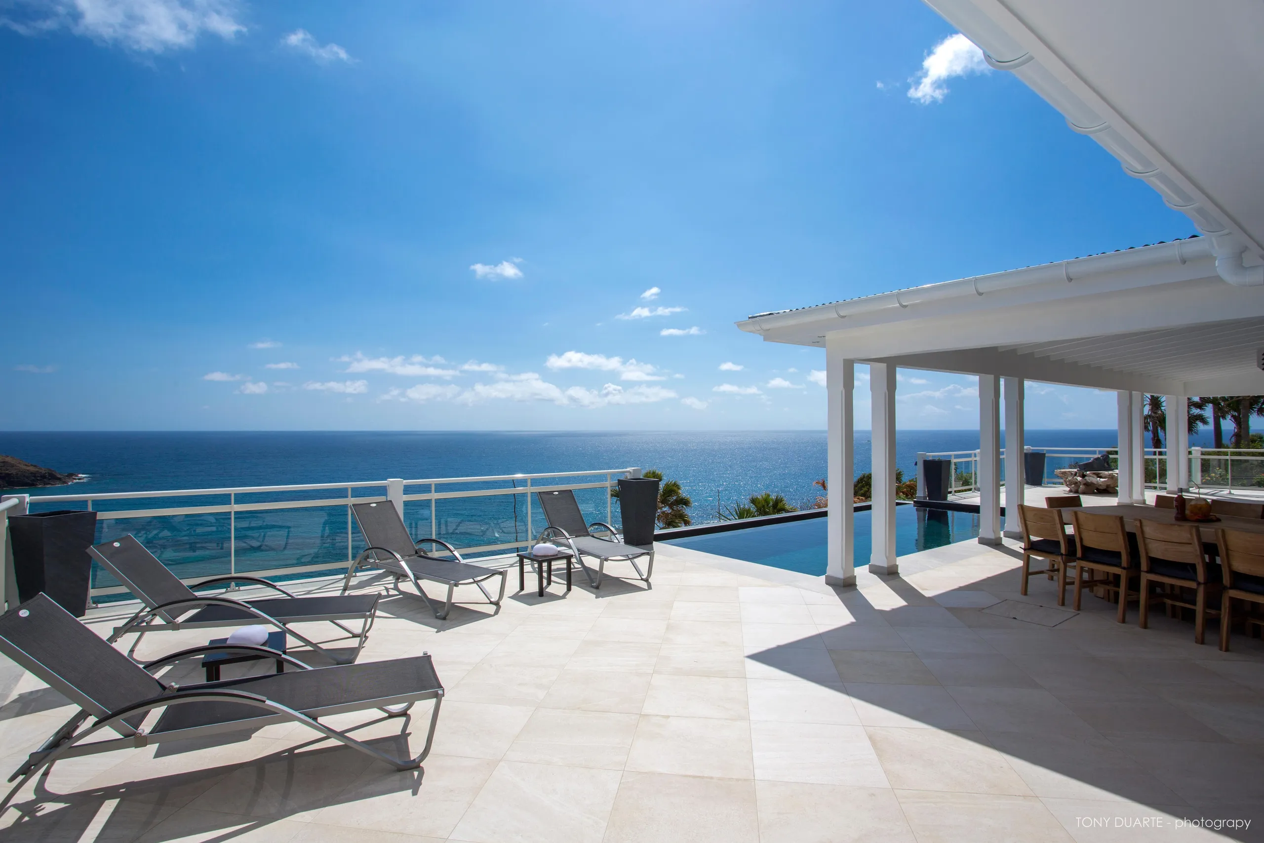 Majestic Oceanfront Villa with Private Pool and Fitness Room — photograph 4