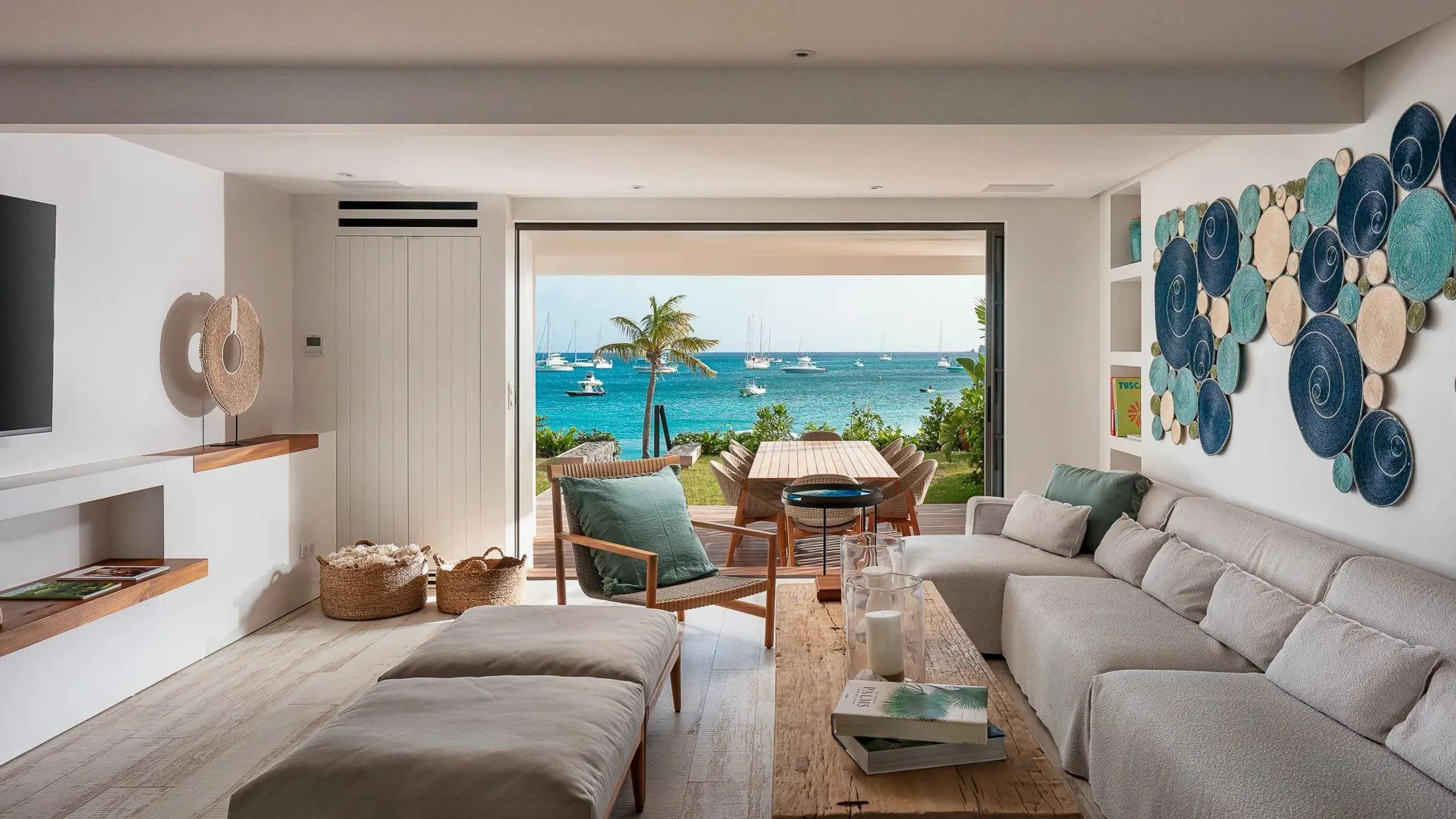 Spectacular Beachfront Villa with Pool — photograph 6