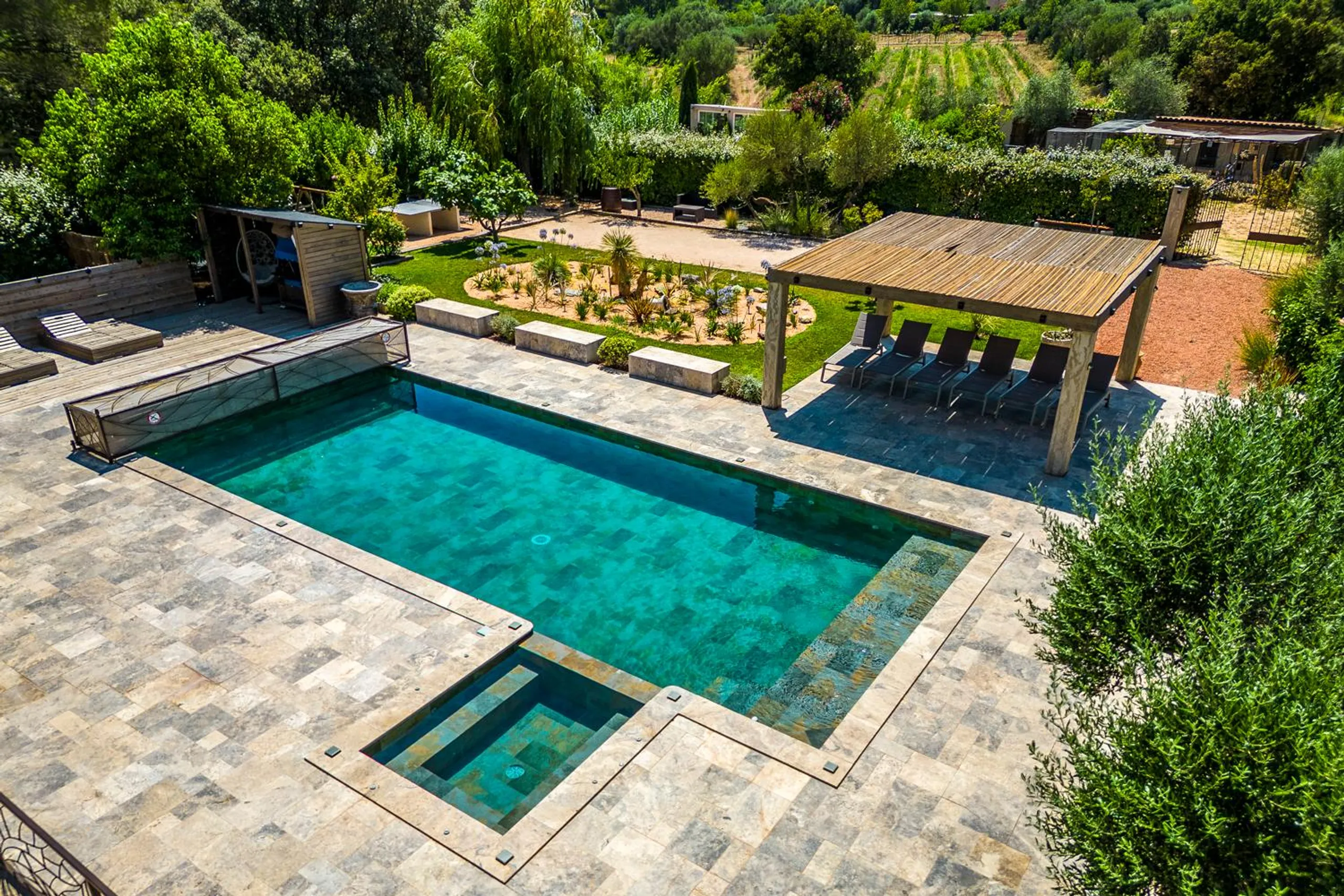 Captivating 4BR Villa with Private Pool and Vineyards — photograph 3
