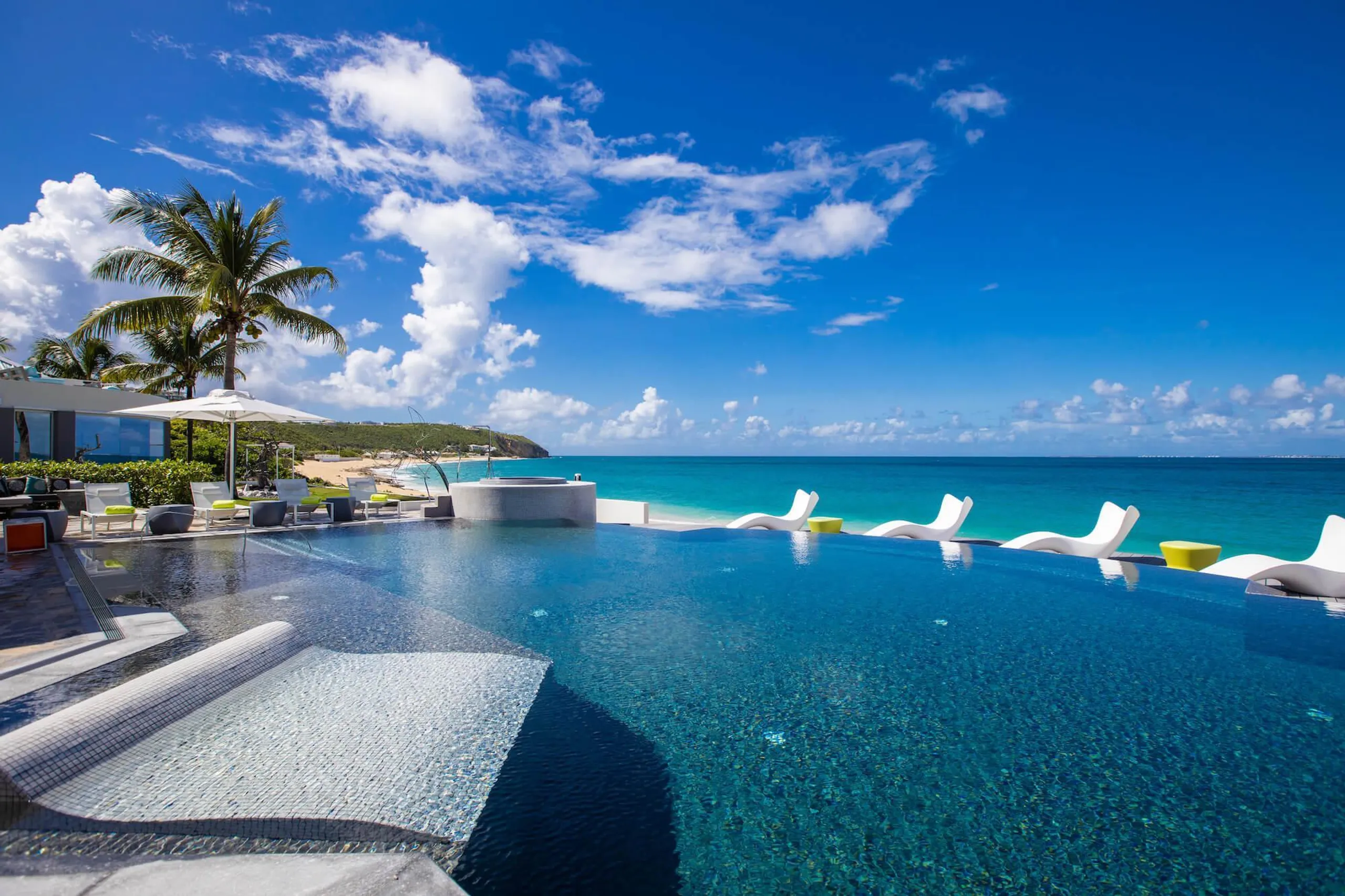 Exclusive Modern Contemporary Beachfront Estate with Infinity Pool — photograph 12