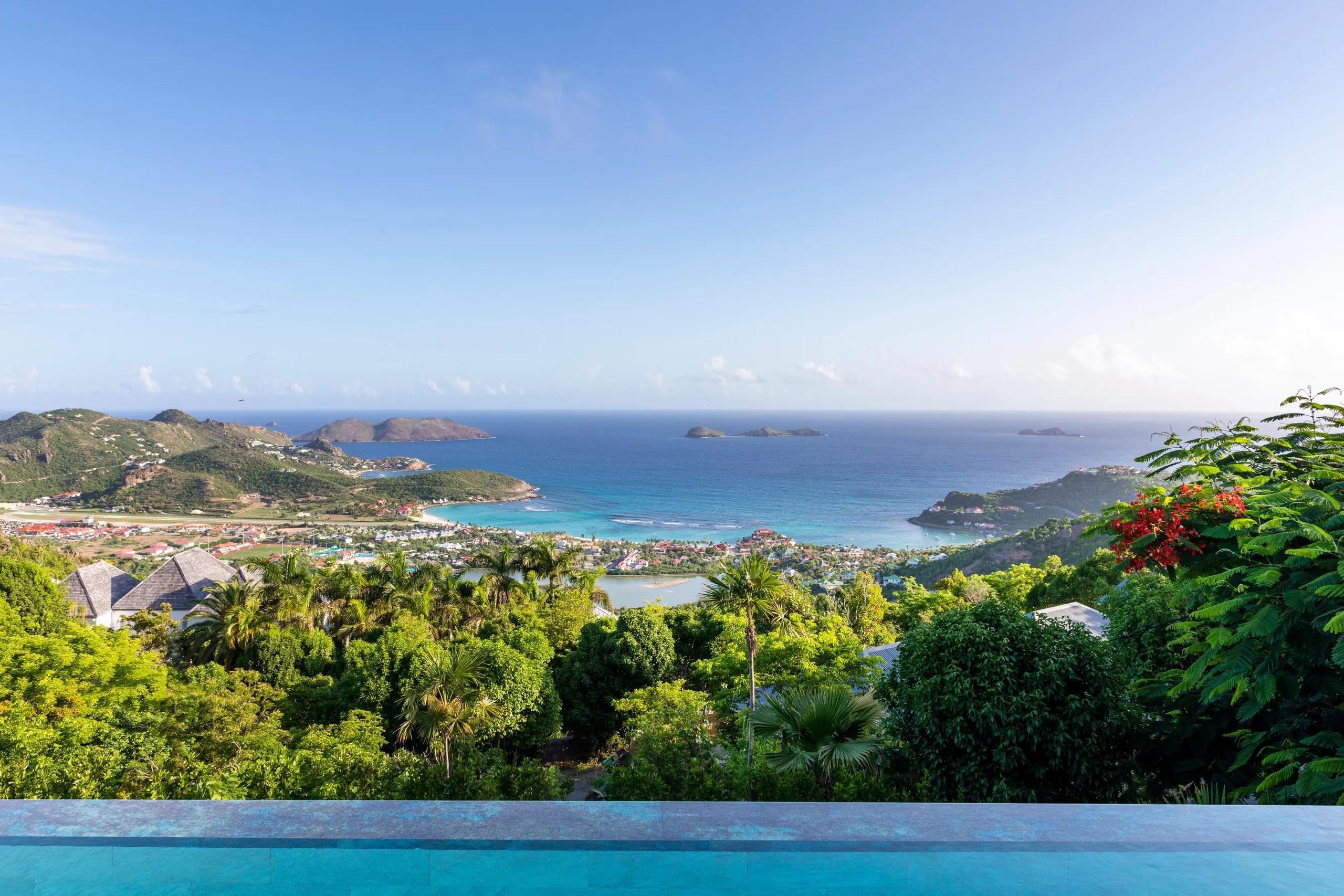 Lavish Seaview Villa with Infinity Pool and Fitness Room — photograph 5
