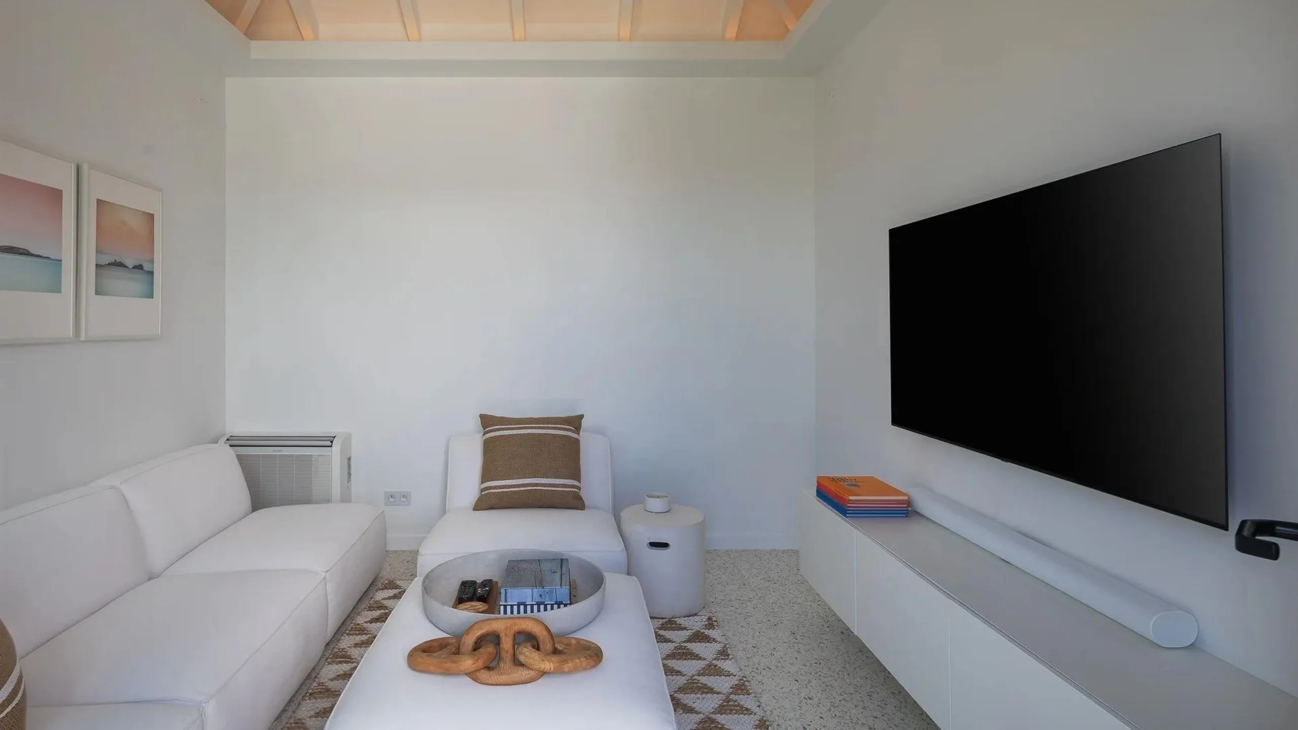 Sensational Seaside Villa with Infinity Pool — photograph 12