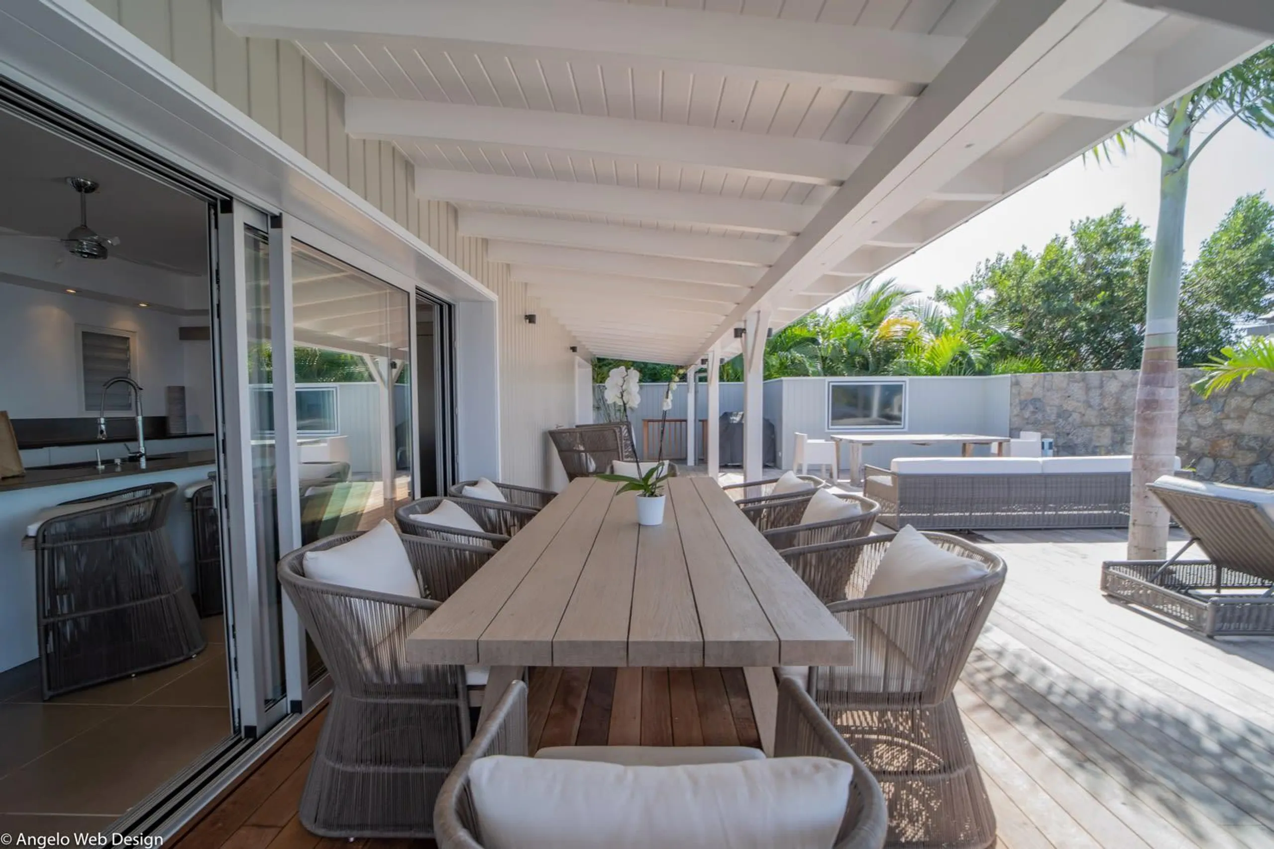 Chic Five-Bedroom Retreat with Infinity Pool, Jacuzzi, and Ocean Views — photograph 6