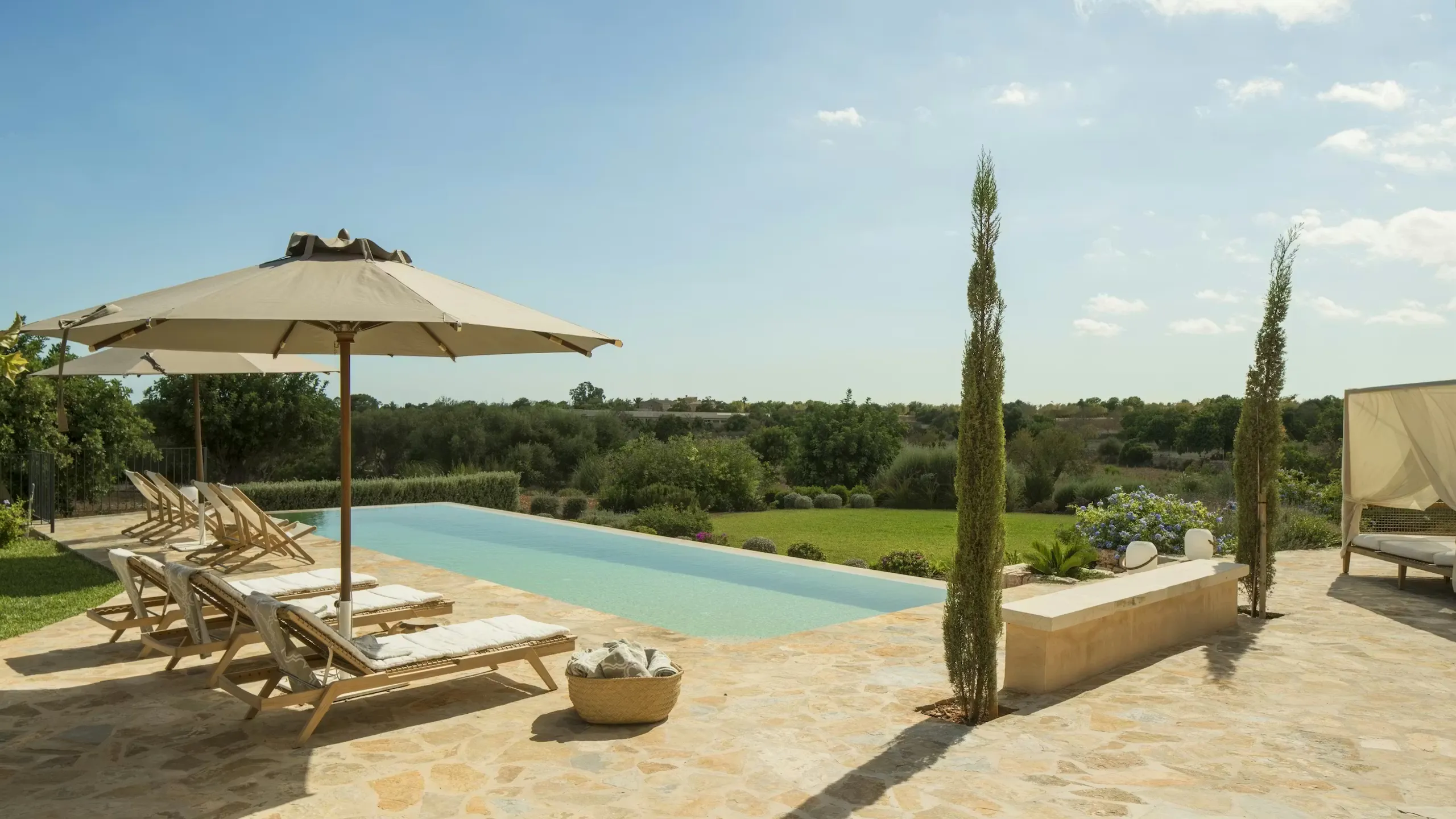 Enchanting Countryside Retreat with Infinity Pool and Scenic Views — photograph 2