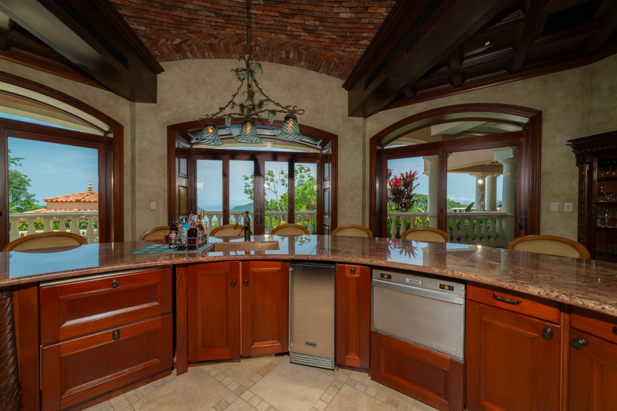 Grand Los Sueños 10-Bedroom Mansion with Infinity Pool, Helipad & Panoramic Views — photograph 11